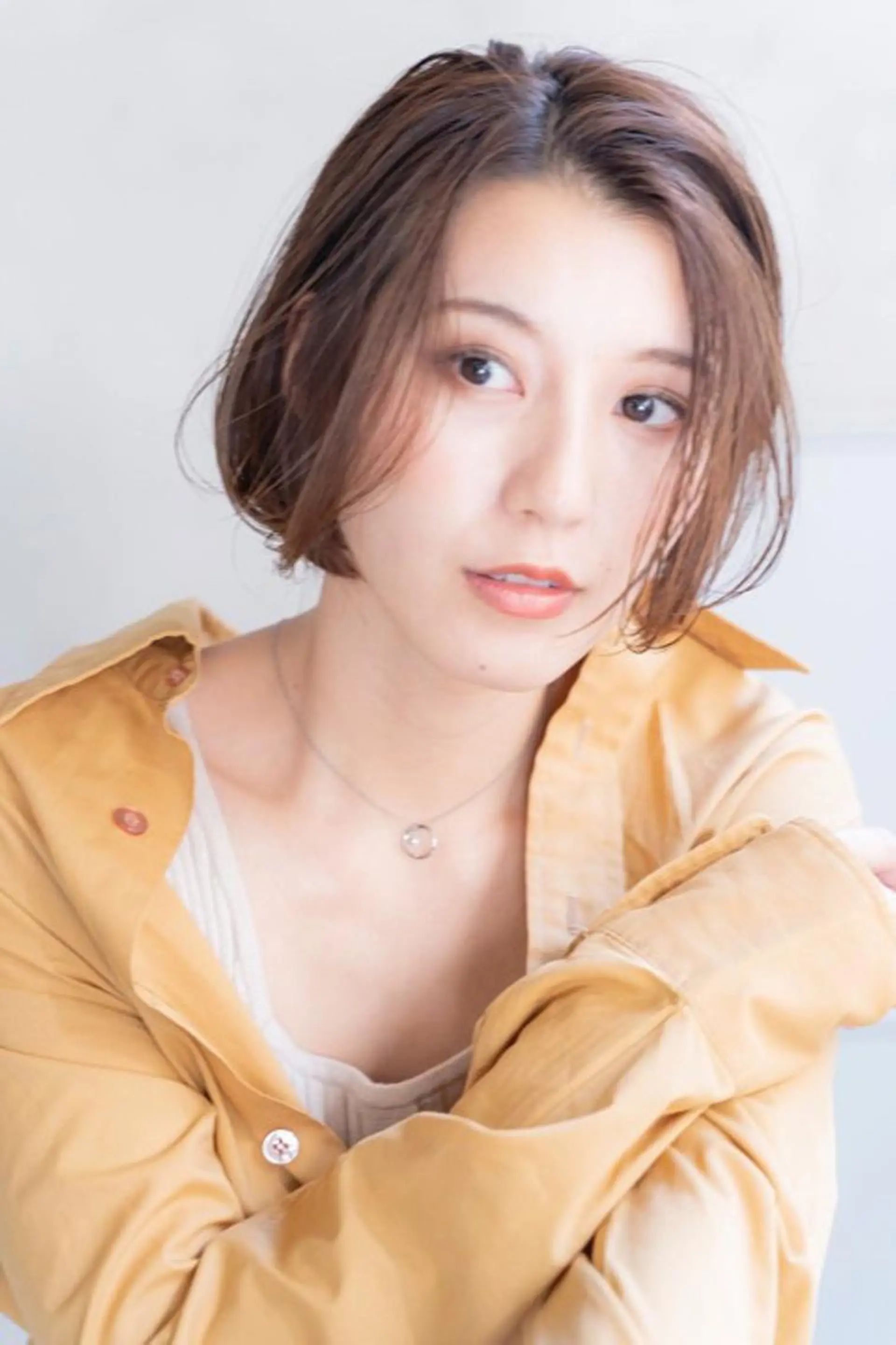 ミディアム ボブ かきあげバング MUSASHI ブリーチカラー◎のヘアスタイル