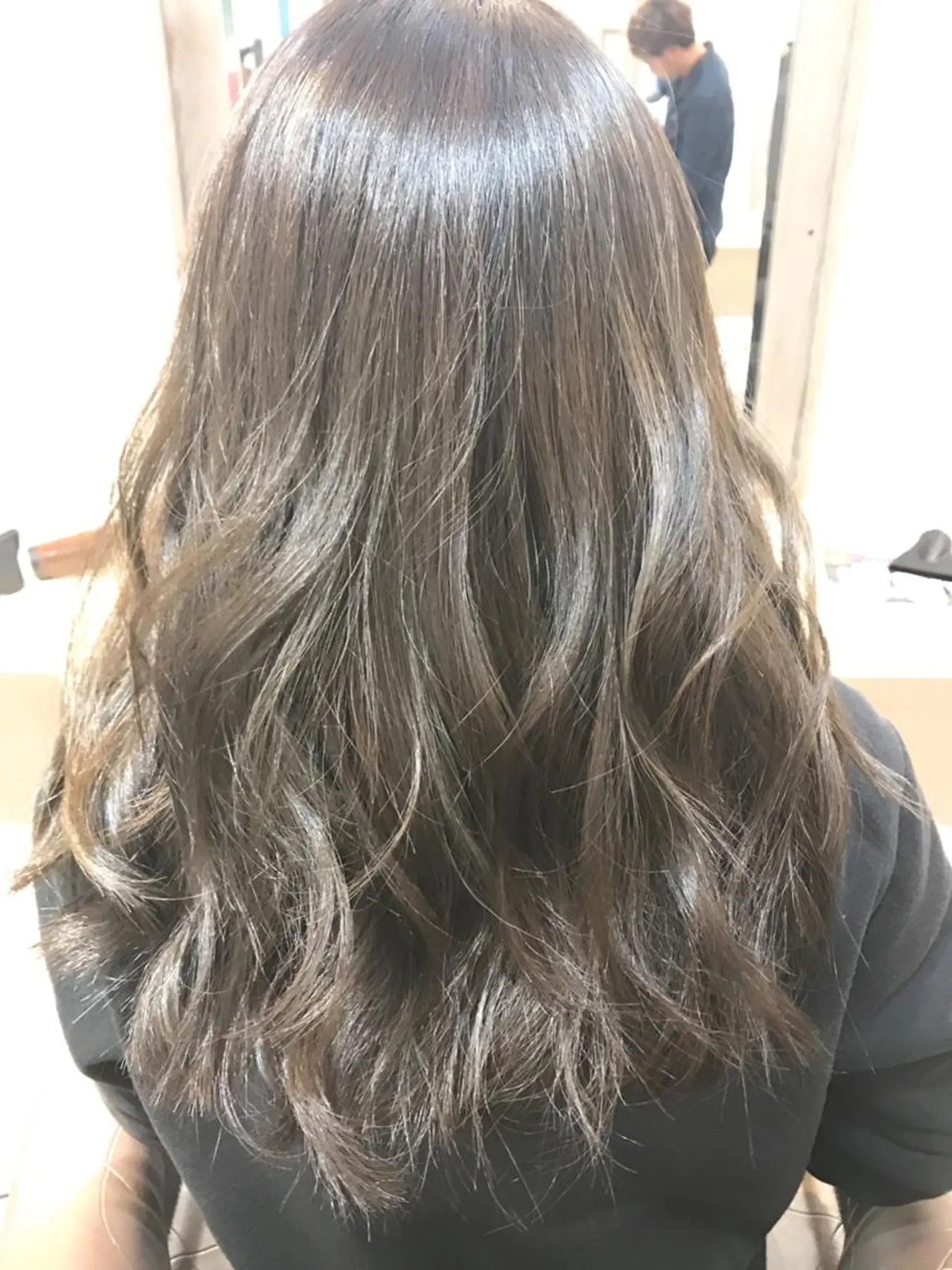 ロング カラー 嶋村夏実🌼レイヤー 🌸白髪ぼかしのヘアスタイル