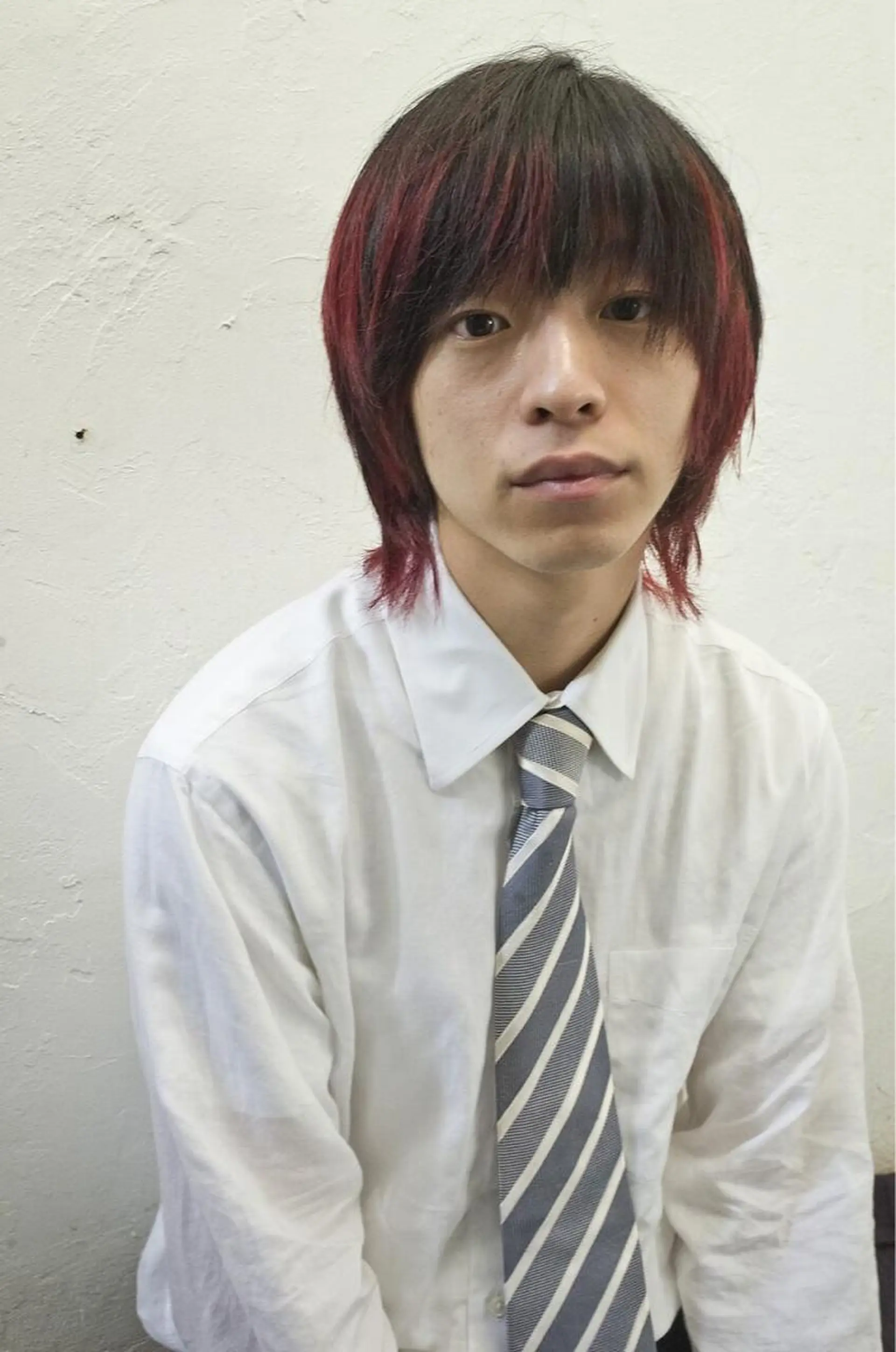 ショート カラー パーマ メンズ メンズバレイヤージュ メンズブリーチ センターパート フェードカット メンズハイライト スパイラルパーマ 🌐hina⭐️のヘアスタイル