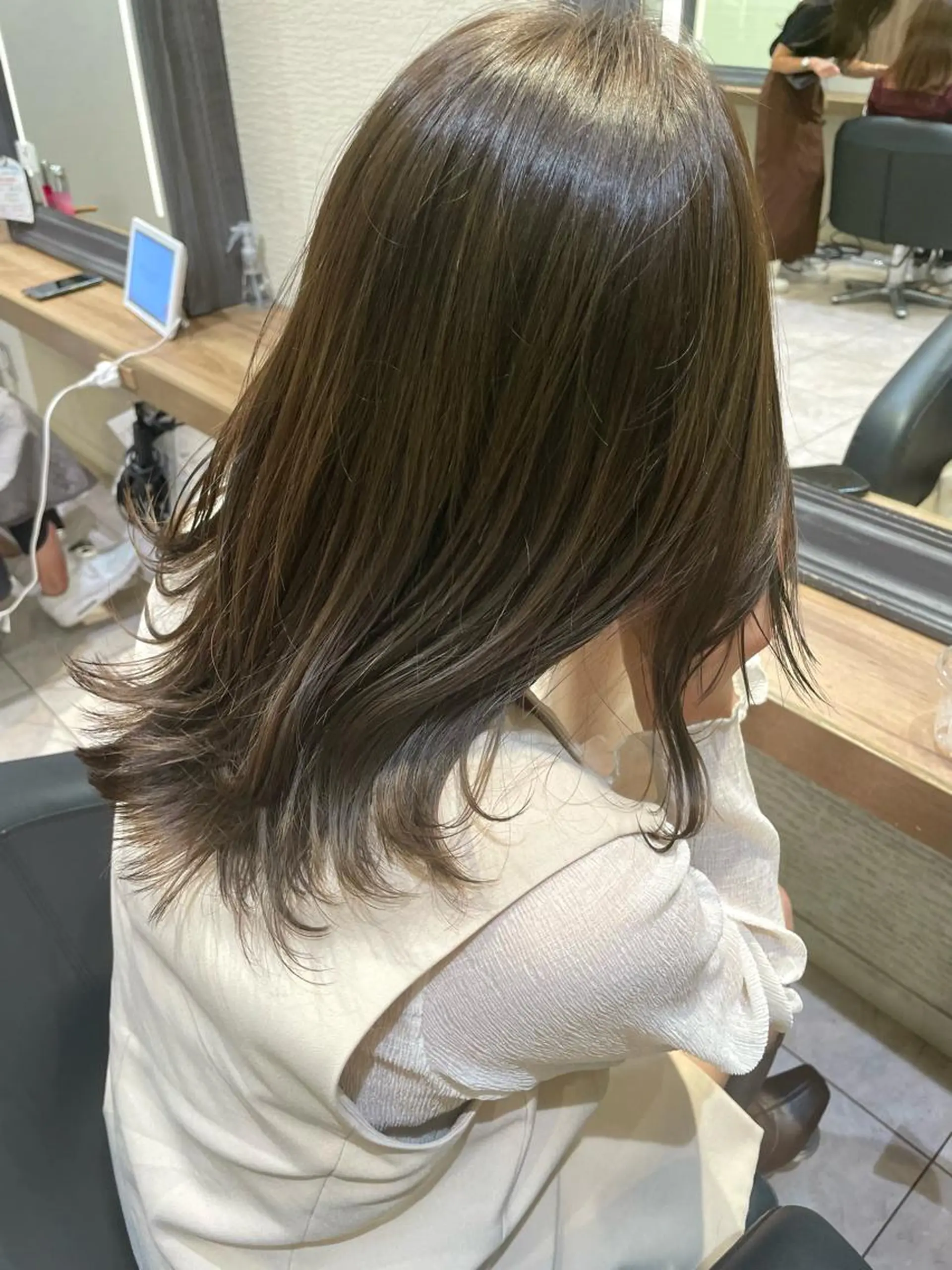 セミロング カラー オリーブカラー レイヤー/ハイトーン 🫧‪Erikaのヘアスタイル