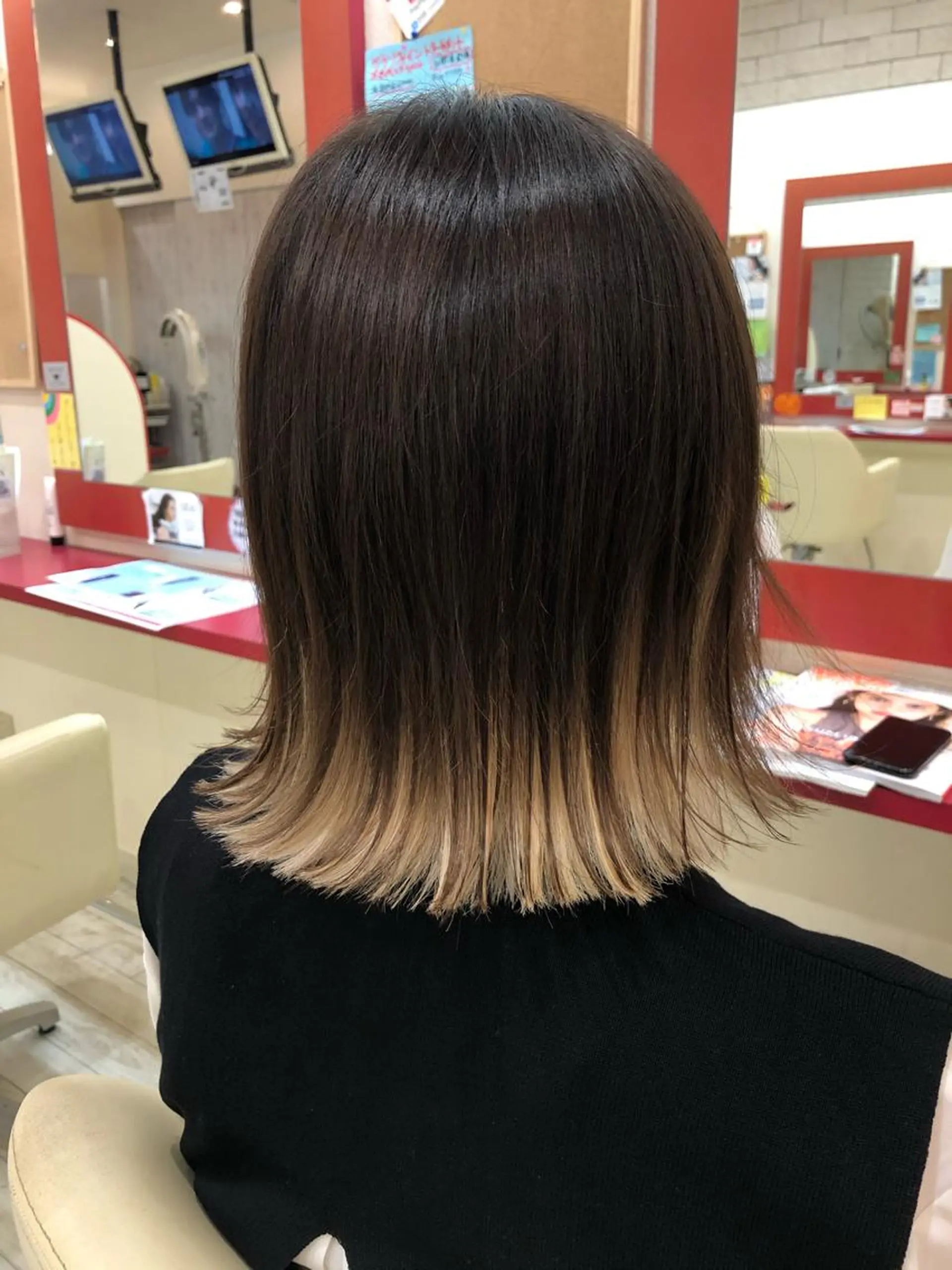 ミディアム 外ハネヘア まさき✂︎ブリーチ／ デザインカラーのヘアスタイル