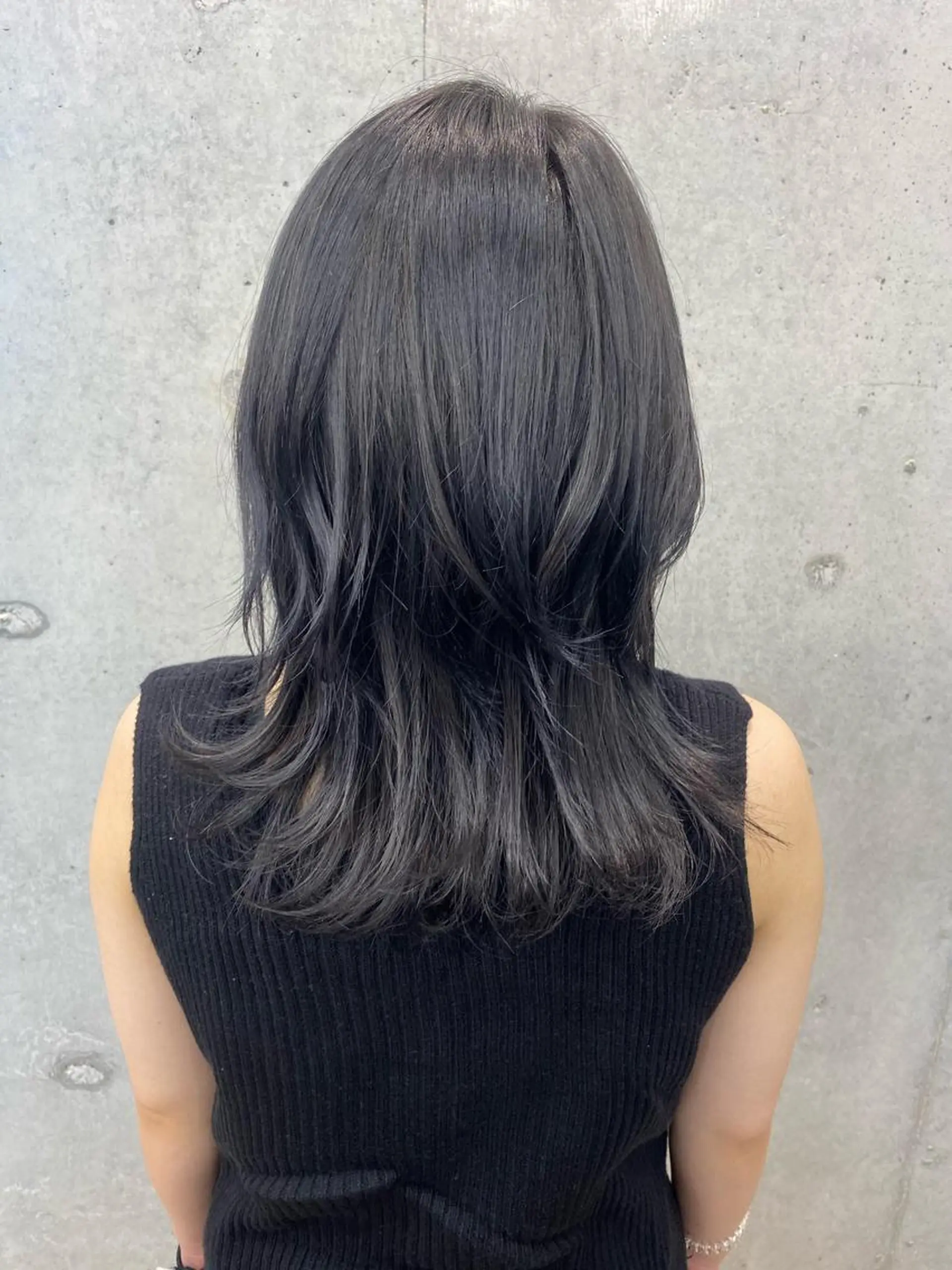 ミディアム カラー ブリーチ オリーブ/アッシュ やわらか透明感カラーのヘアスタイル