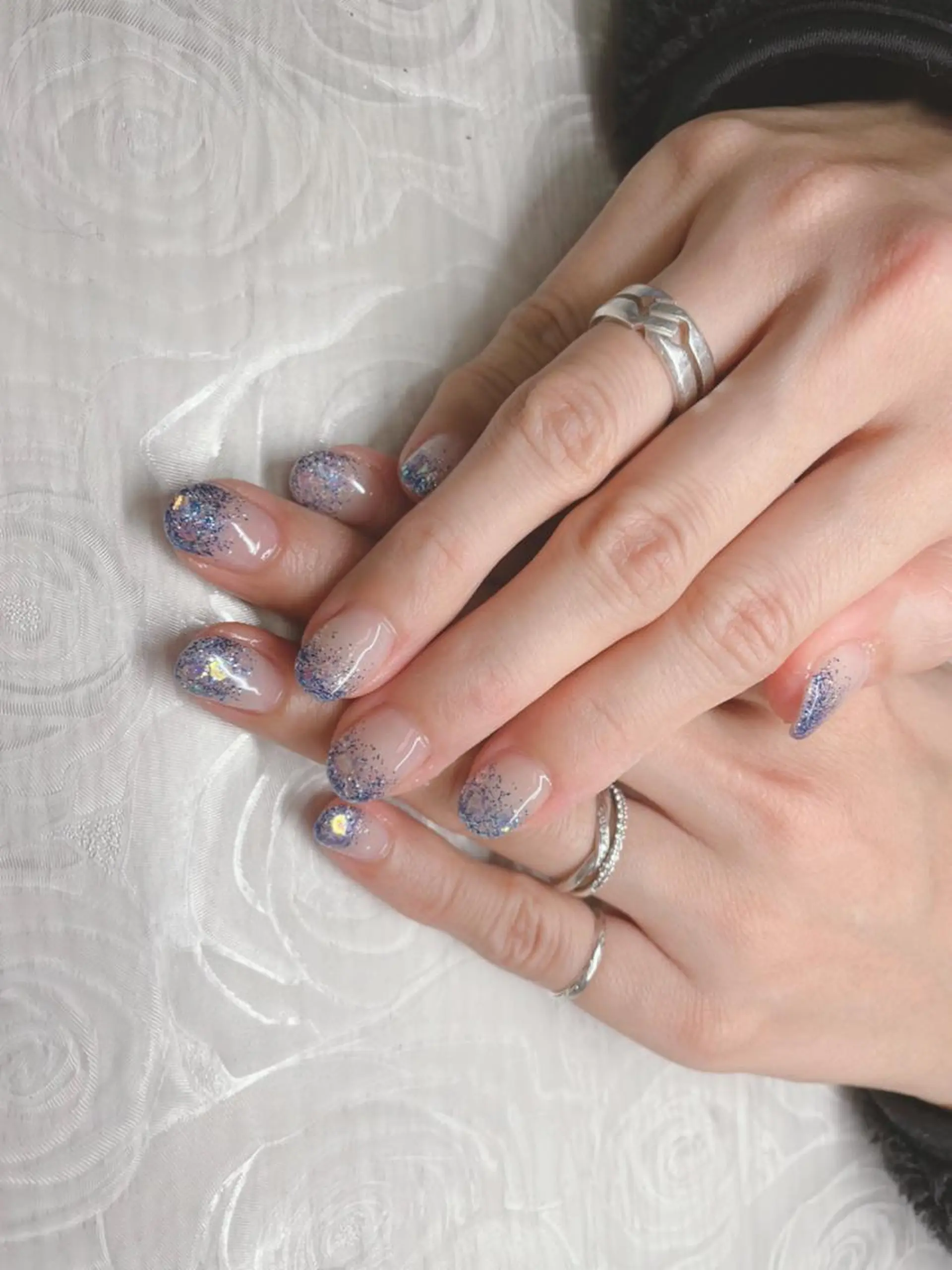 ネイル グラデーション ホログラムネイル ラメ(グリッター) ラメグラデーション 冬ネイル 芦辺 香奈のネイルデザイン