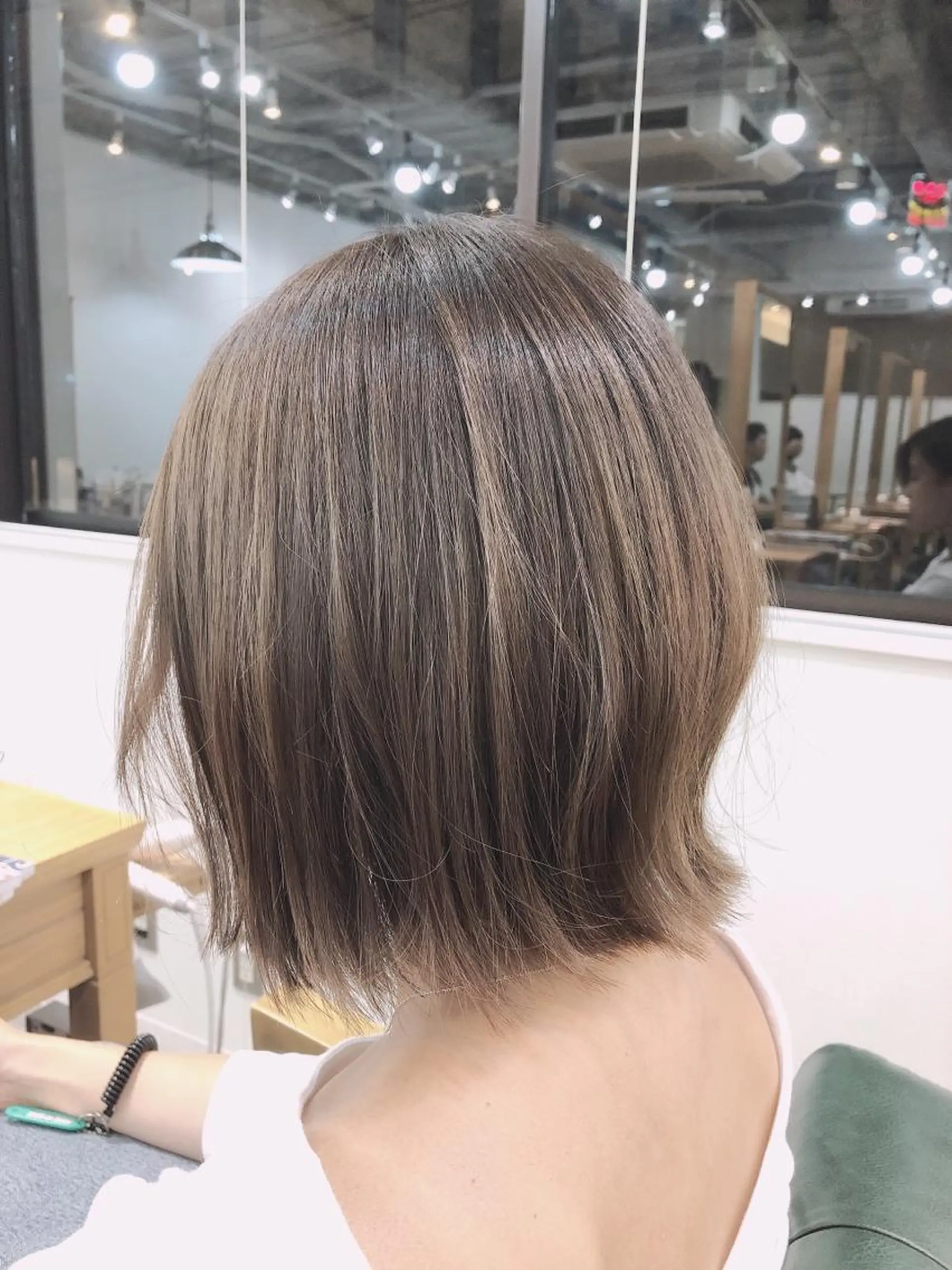 ショート 前下がりボブ アッシュ ボブ ハイライト ヘアカラー トリートメント 菊池 貢平のヘアスタイル
