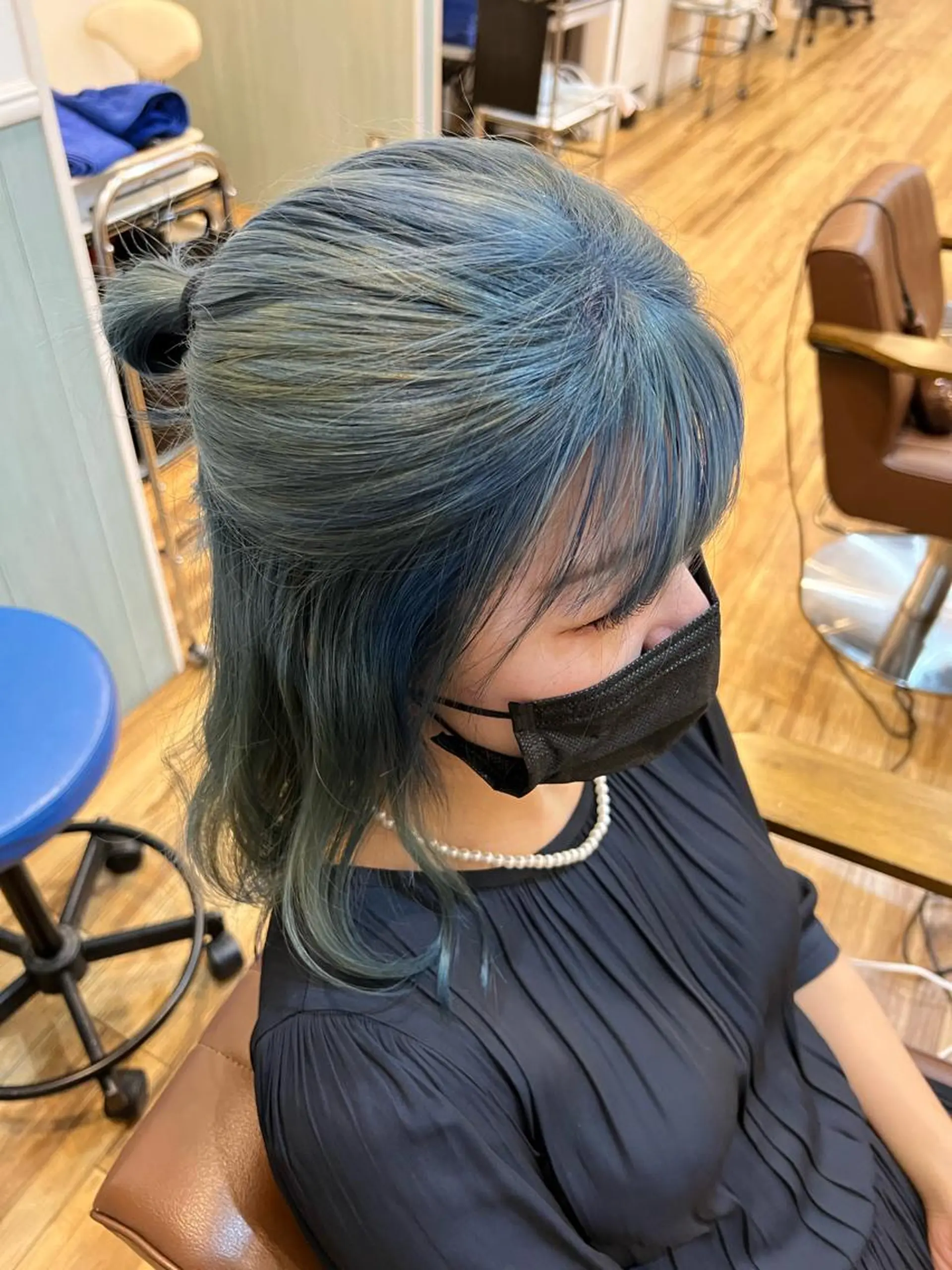 セミロング カラー ブルーカラー 🐰ハイトーンカラー 畠山　渡🐰のヘアスタイル