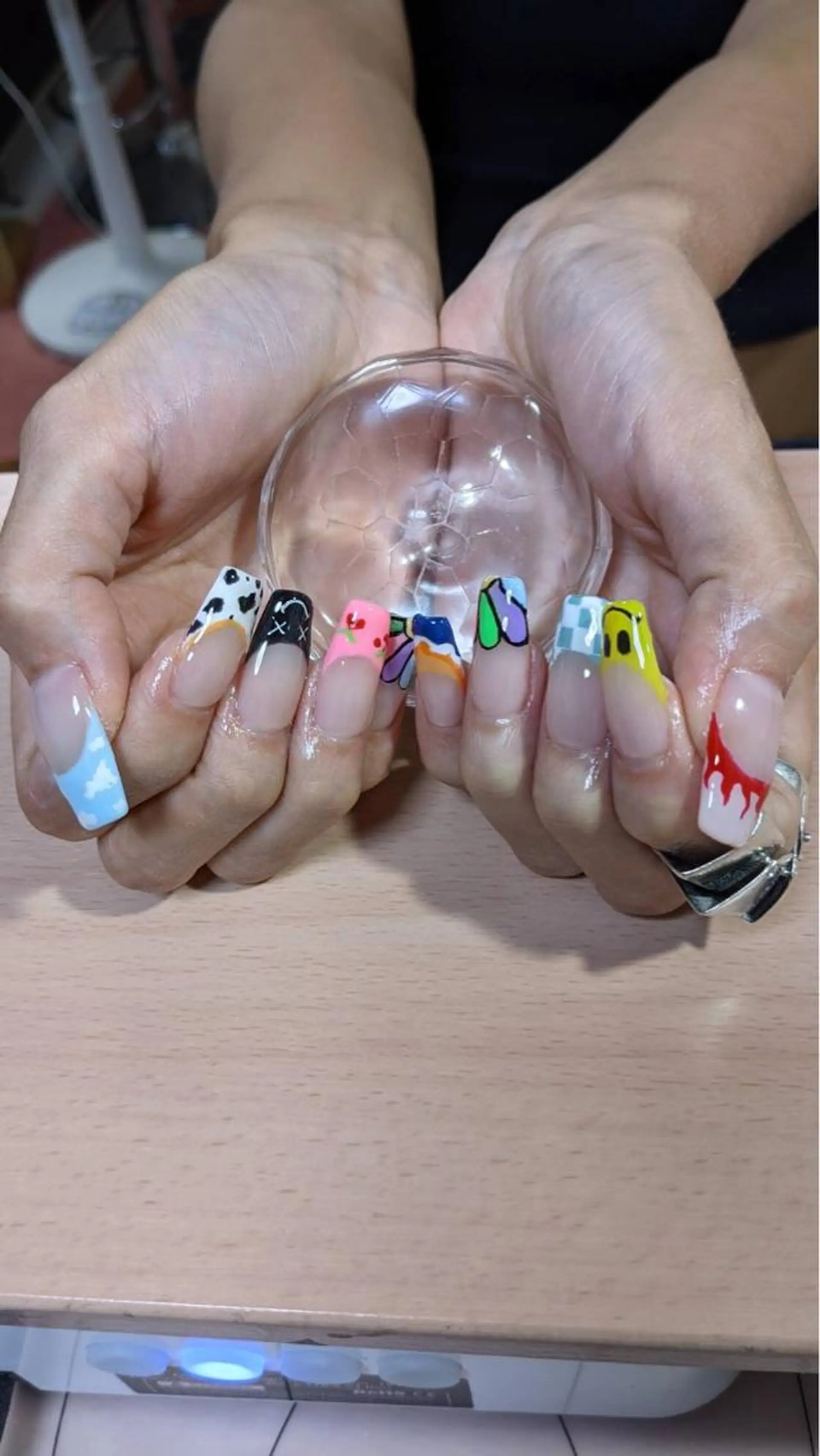 ミディアム ネイル フラワー ムーンのネイルデザイン