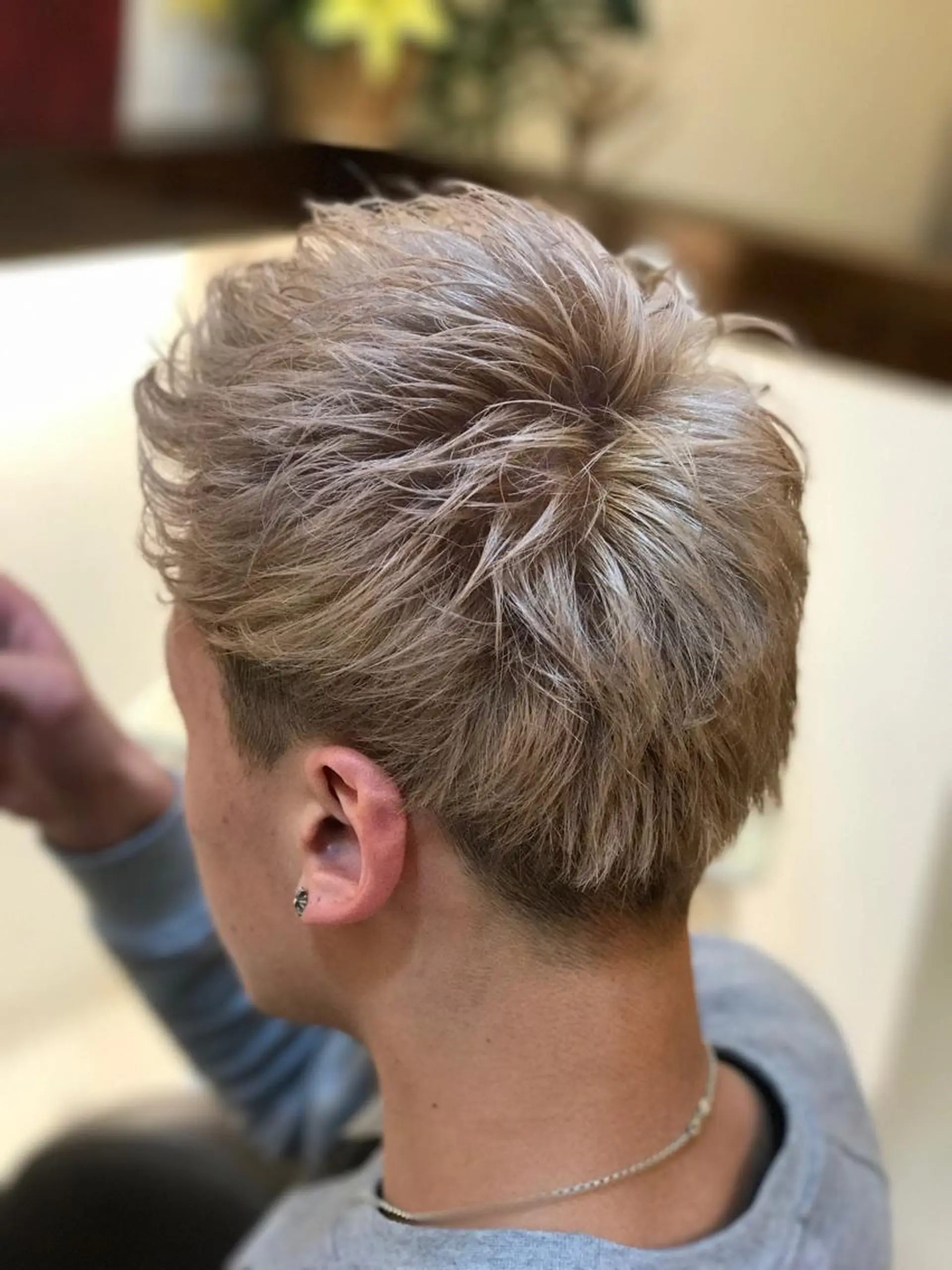 ショート カラー メンズ アッシュ シルバー シルバーアッシュ ホワイトシルバー モトエ ジュニアスタイリストのヘアスタイル