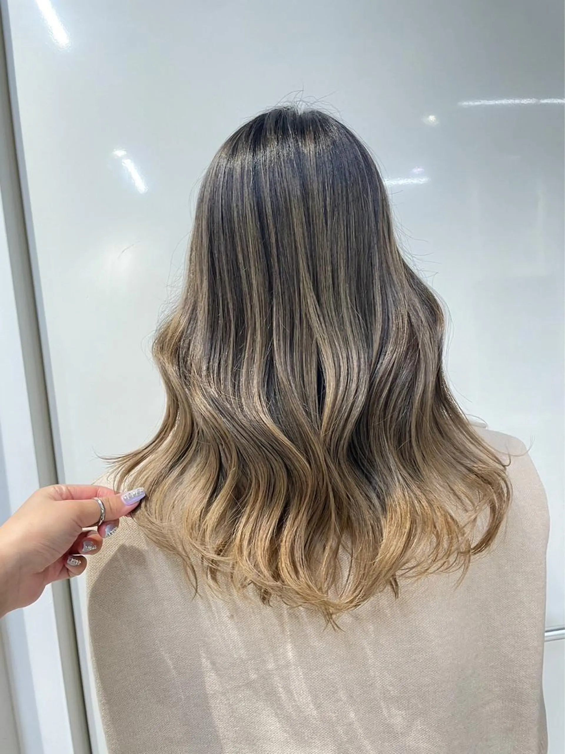 ロング アッシュ 顔周りカット ハイライト 髪質改善 韓国風ヘア ヘアカラー トリートメント 【公式】amble luxe池袋東口🩷のヘアスタイル