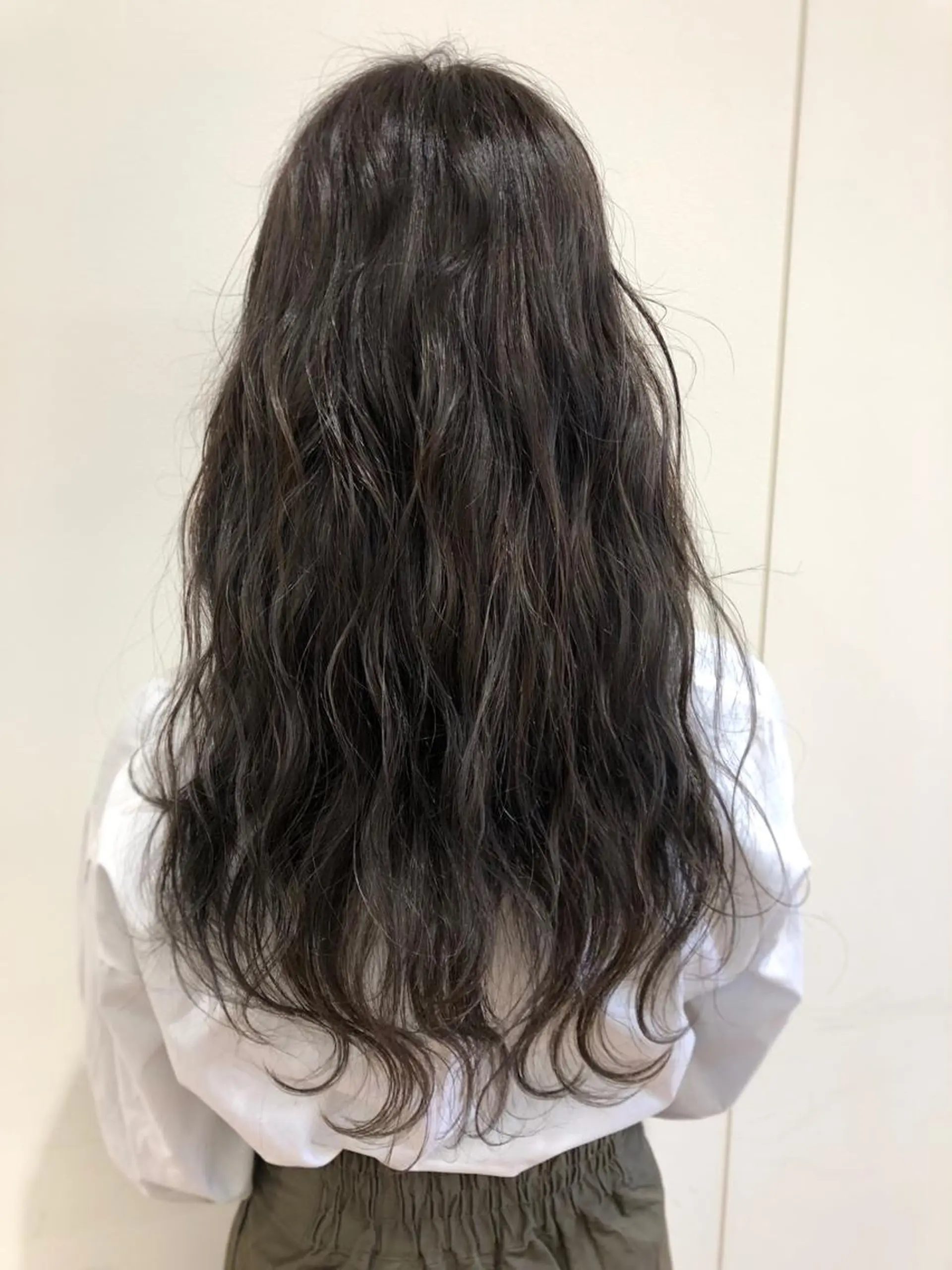 ロング カラー グレージュ ケアブリーチ 坪井佑樹のヘアスタイル
