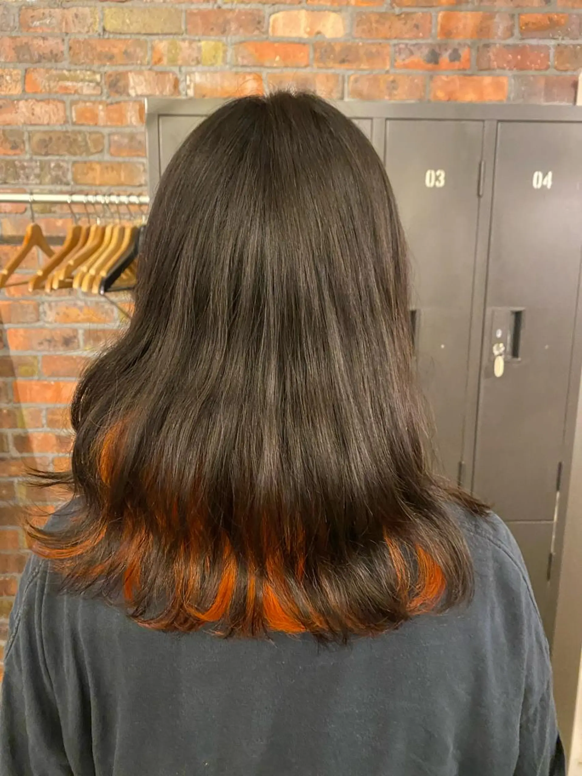 セミロング カラー インナーカラー オレンジ the BRIDGE 加藤みのりのヘアスタイル