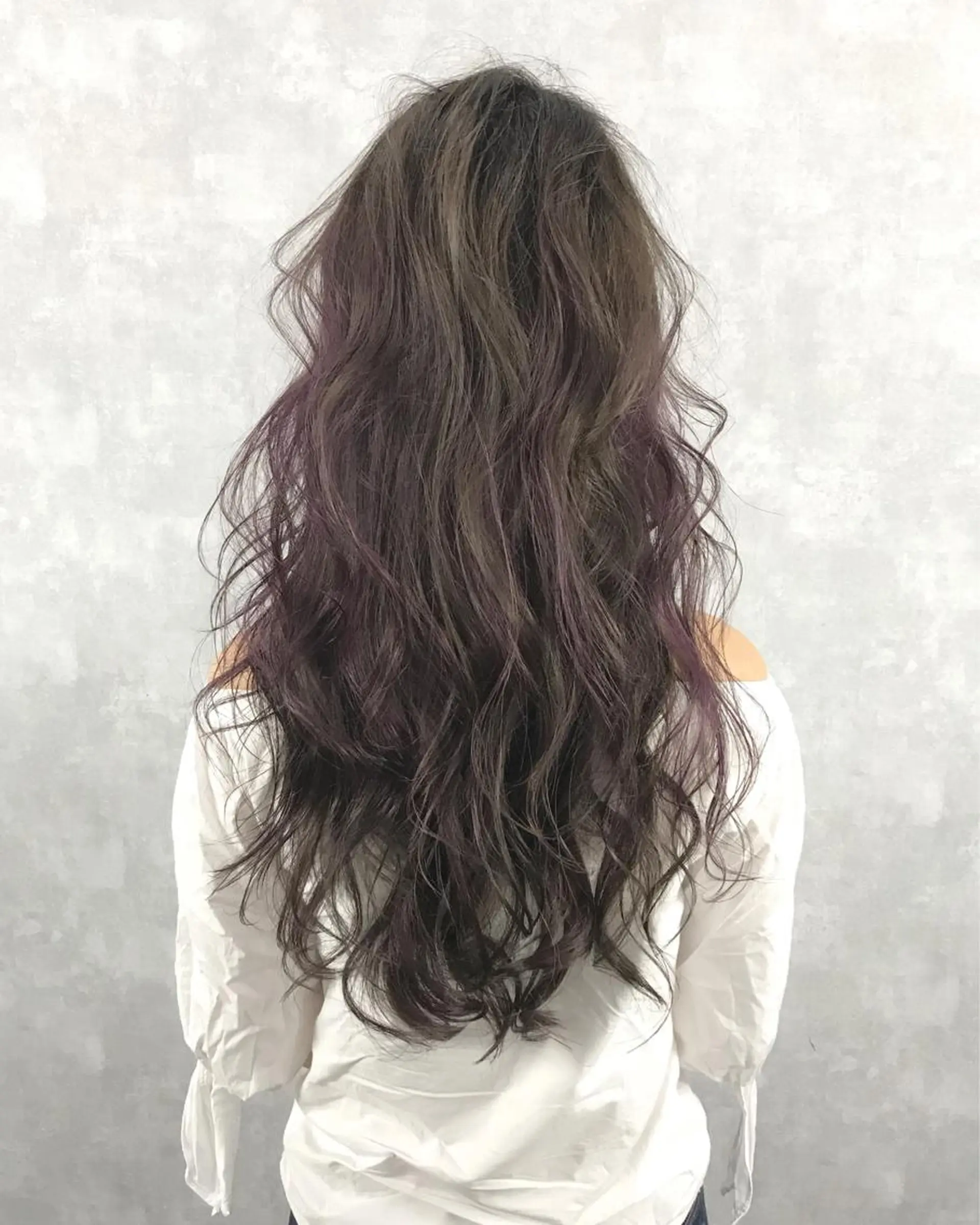 ロング カラー ハイライトカラー パープルカラー ハイライト TOMOYAレイヤー ブリーチ縮毛矯正のヘアスタイル