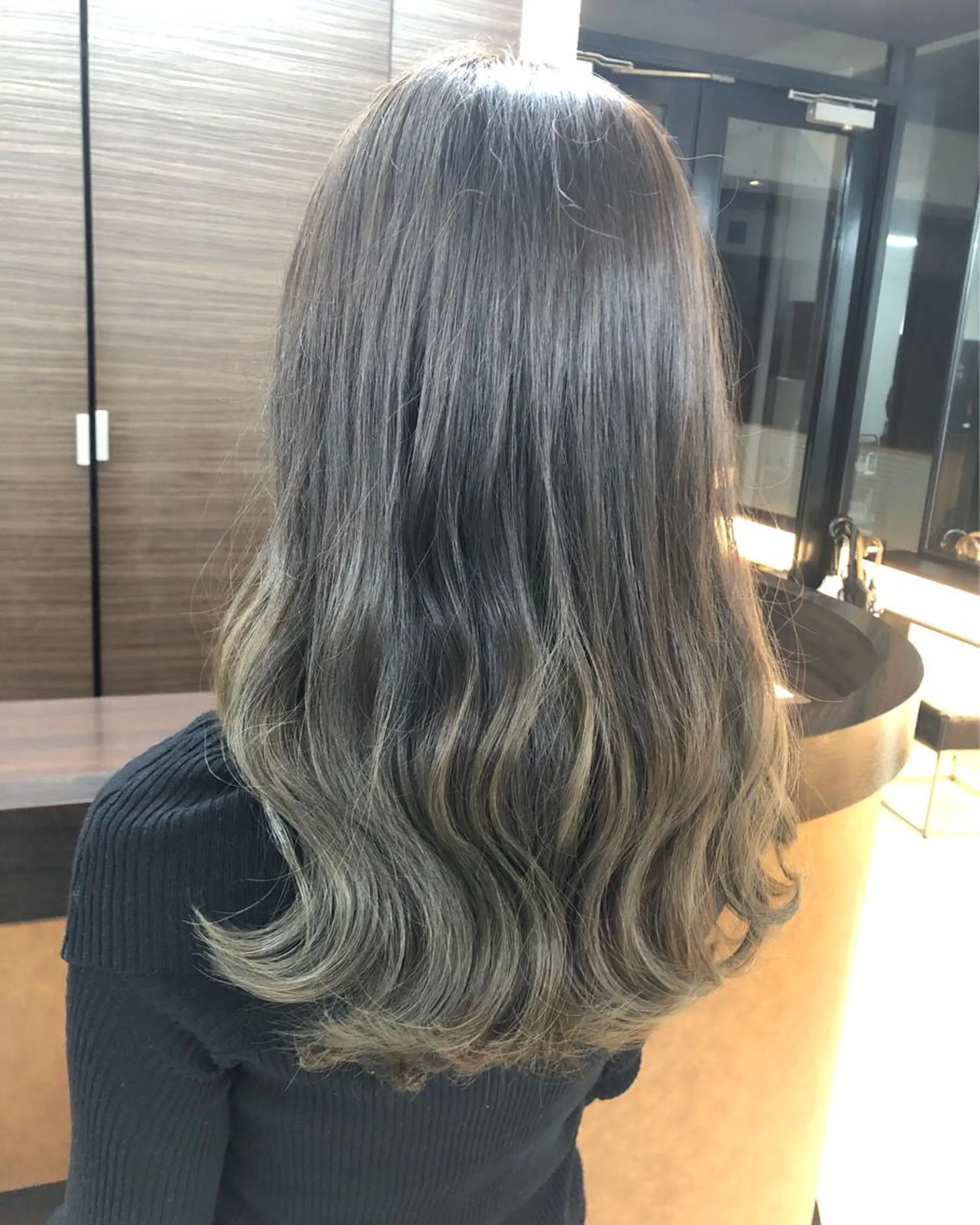ロング カラー ブリーチ グラデーションカラー ヘアカラー トリートメント 八谷 将平のヘアスタイル
