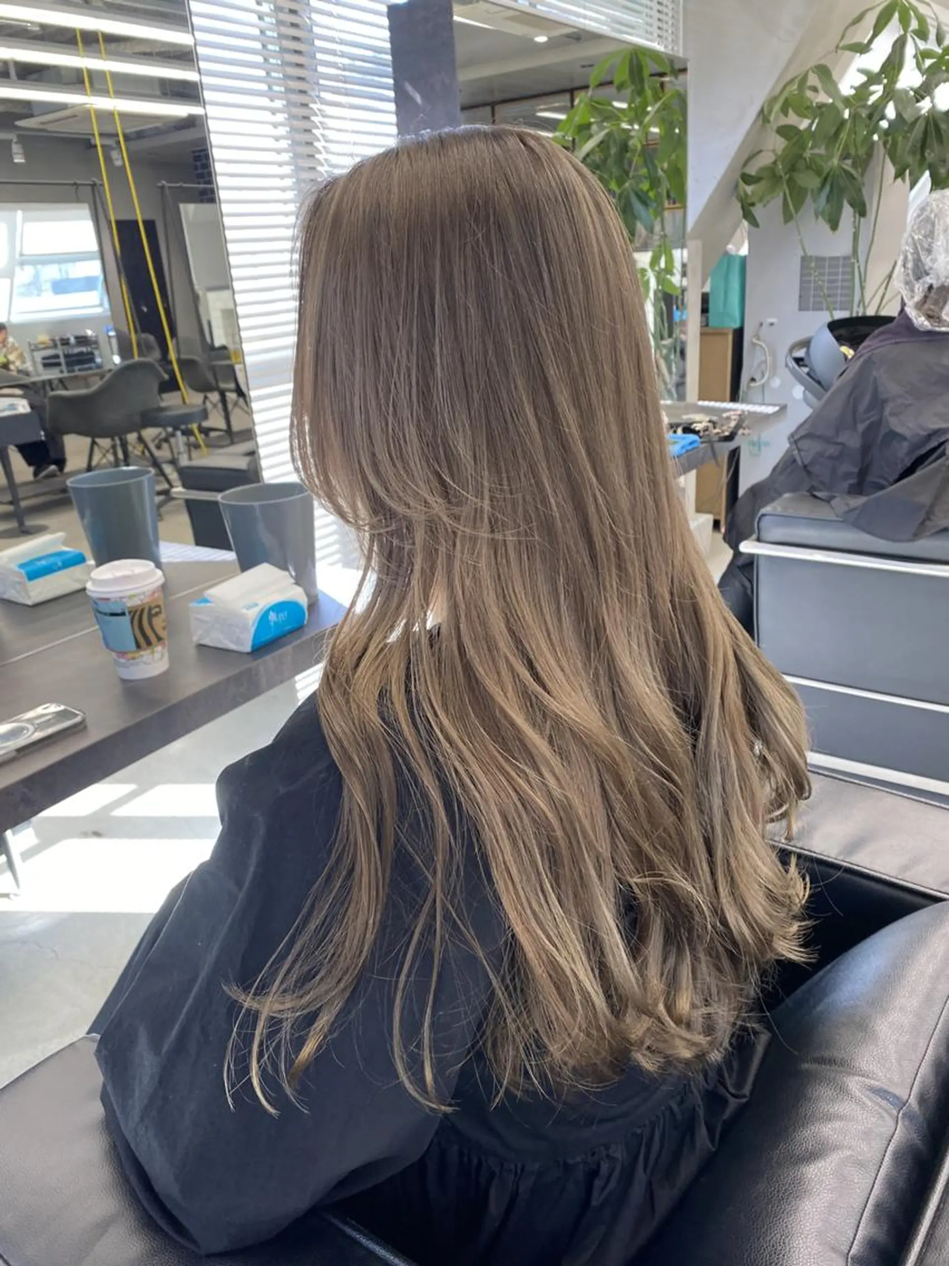 ロング カラー ベージュカラー ブリーチ ミルクティーベージュ 透明感カラー🩶 韓国レイヤー🩶結華のヘアスタイル