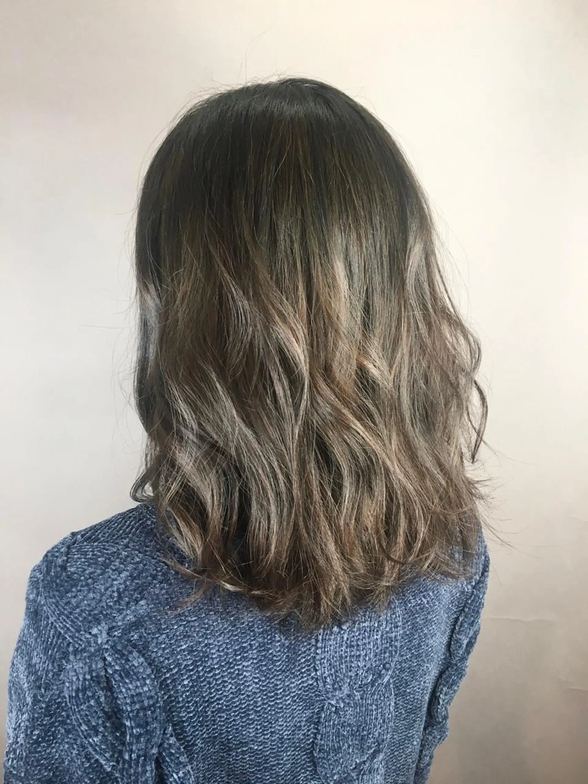 ミディアム 足立 磨咲のヘアスタイル