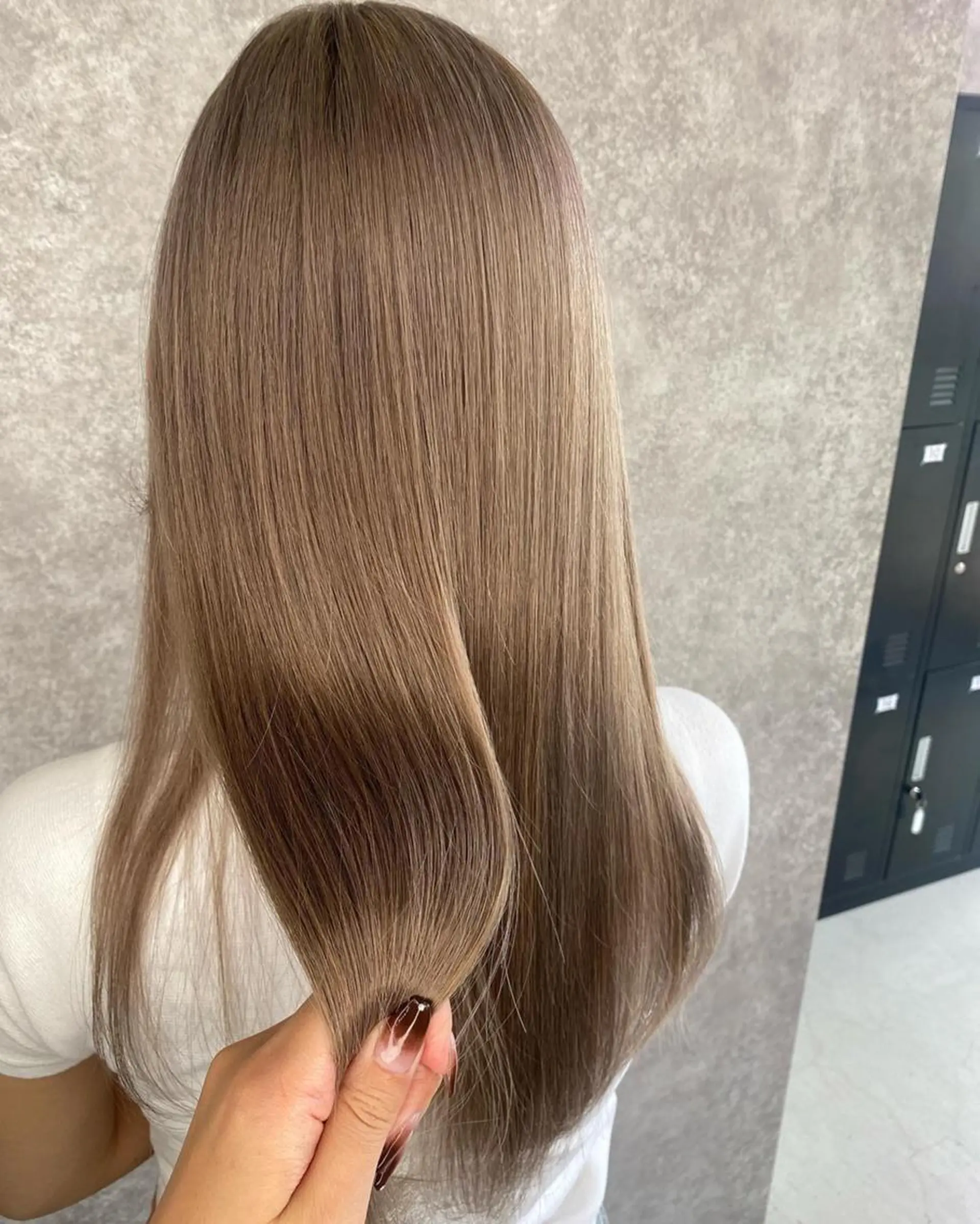 ロング カラー ベージュカラー ハイトーンカラー ミルクティーベージュ UNDER vr 【アンダーバー】のヘアスタイル