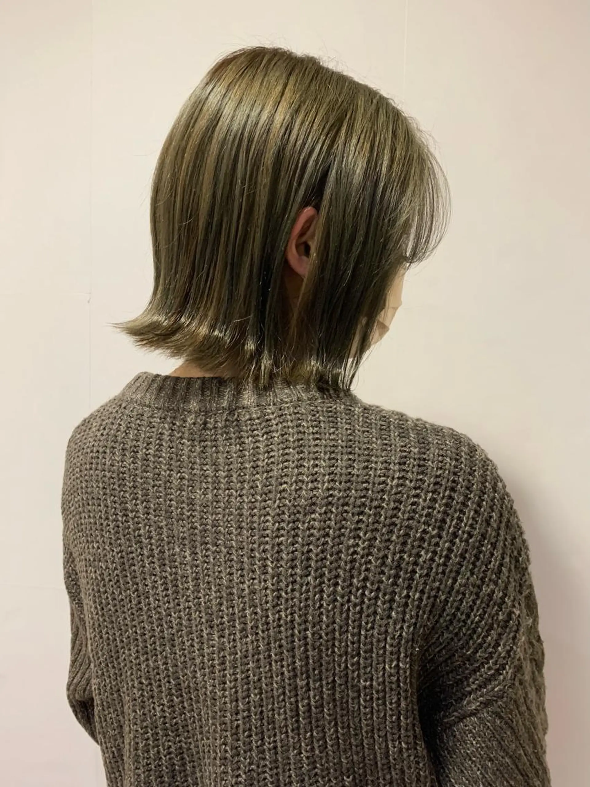 ショート カラー ベージュカラー オリーブベージュ 寺尾 綾乃のヘアスタイル