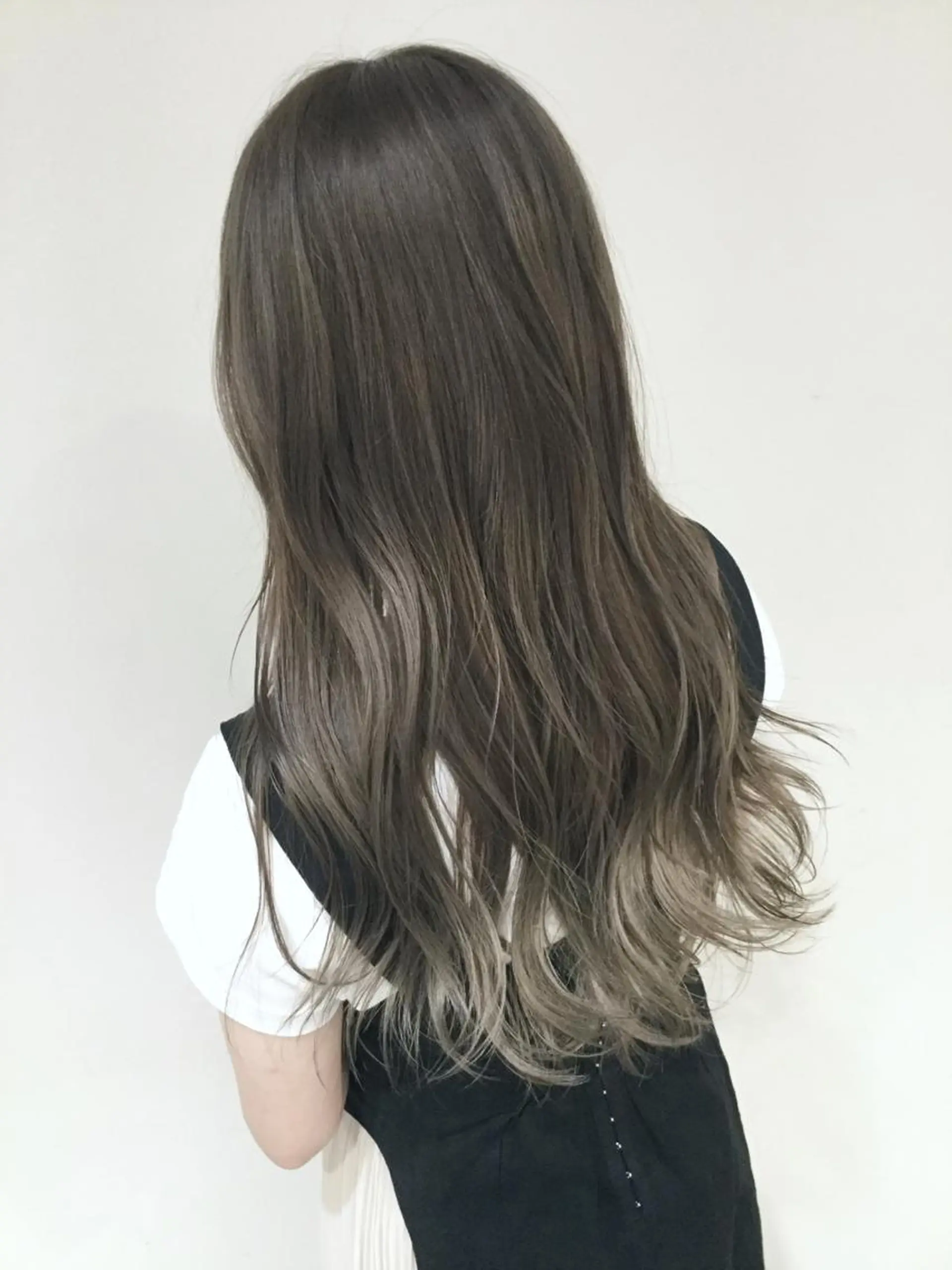 セミロング カラー アッシュ アッシュグレー アッシュグレージュ バレイヤージュ ミストバング AMI Hair  supply所属・髪質改善カラー 韓国風レイヤーのヘアスタイル