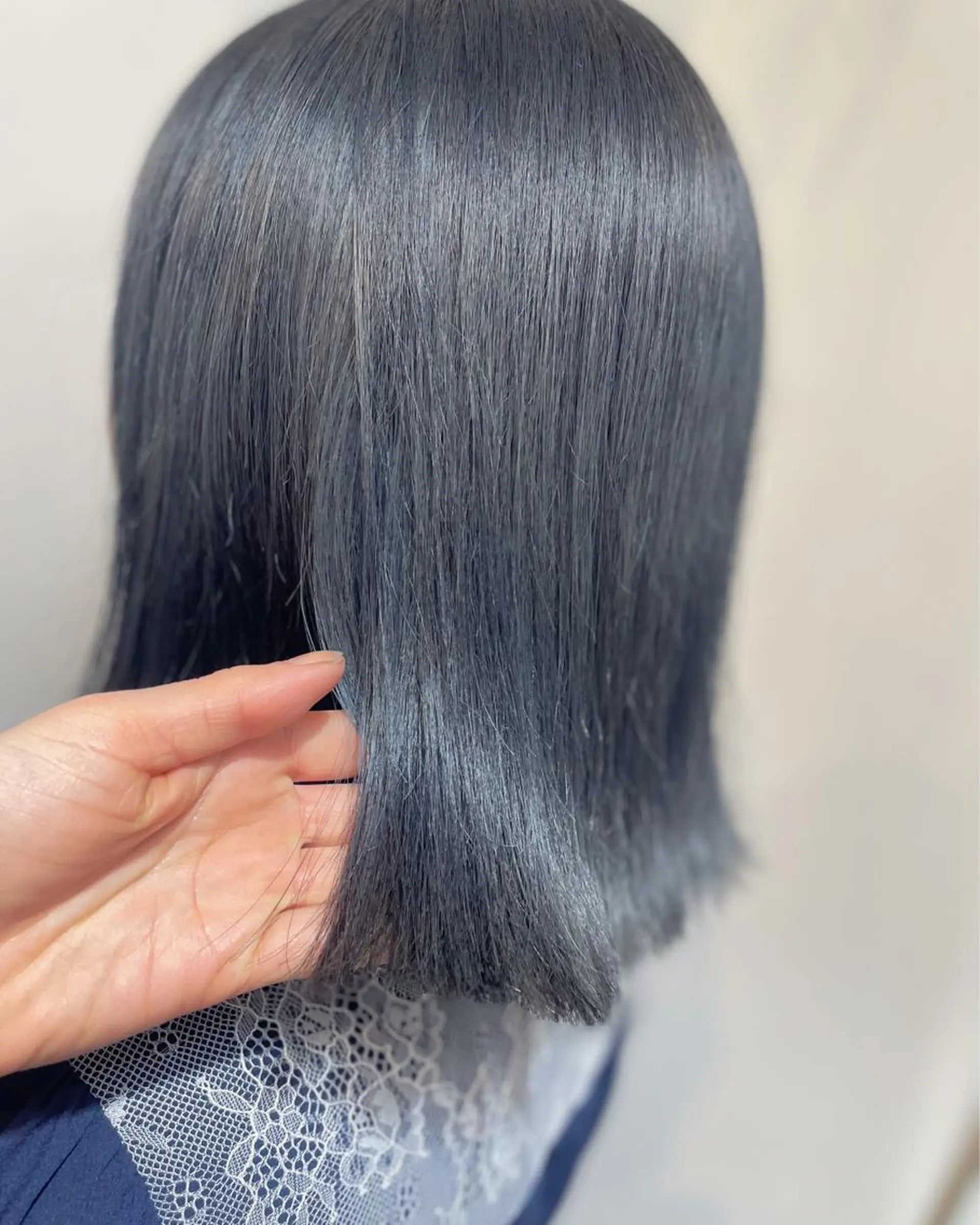 ミディアム カラー ブルーカラー シルバー 💛🤍U too e’s 鎌倉🧸のヘアスタイル