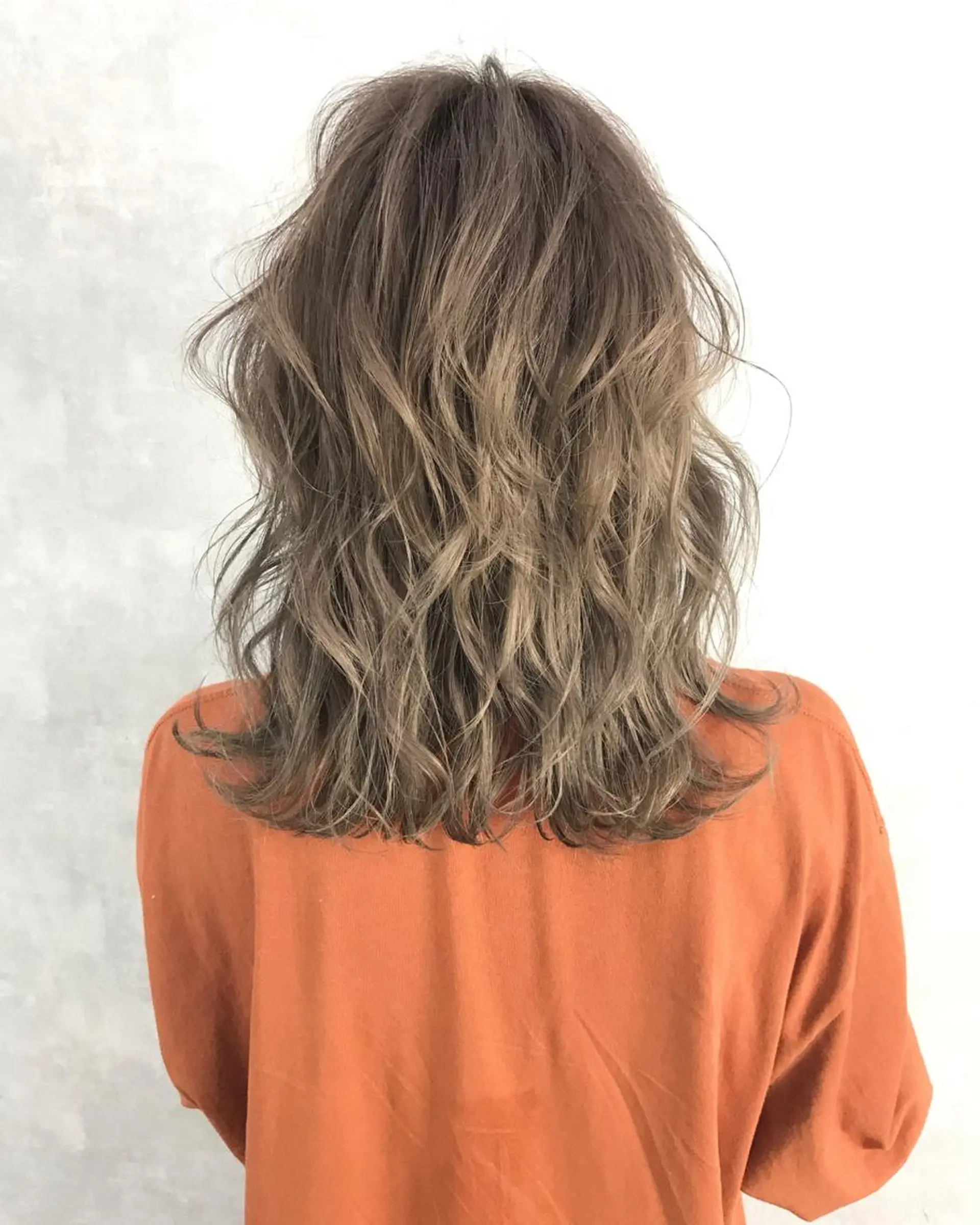 ミディアム カラー ダブルカラー グレージュ TOMOYAレイヤー ブリーチ縮毛矯正のヘアスタイル