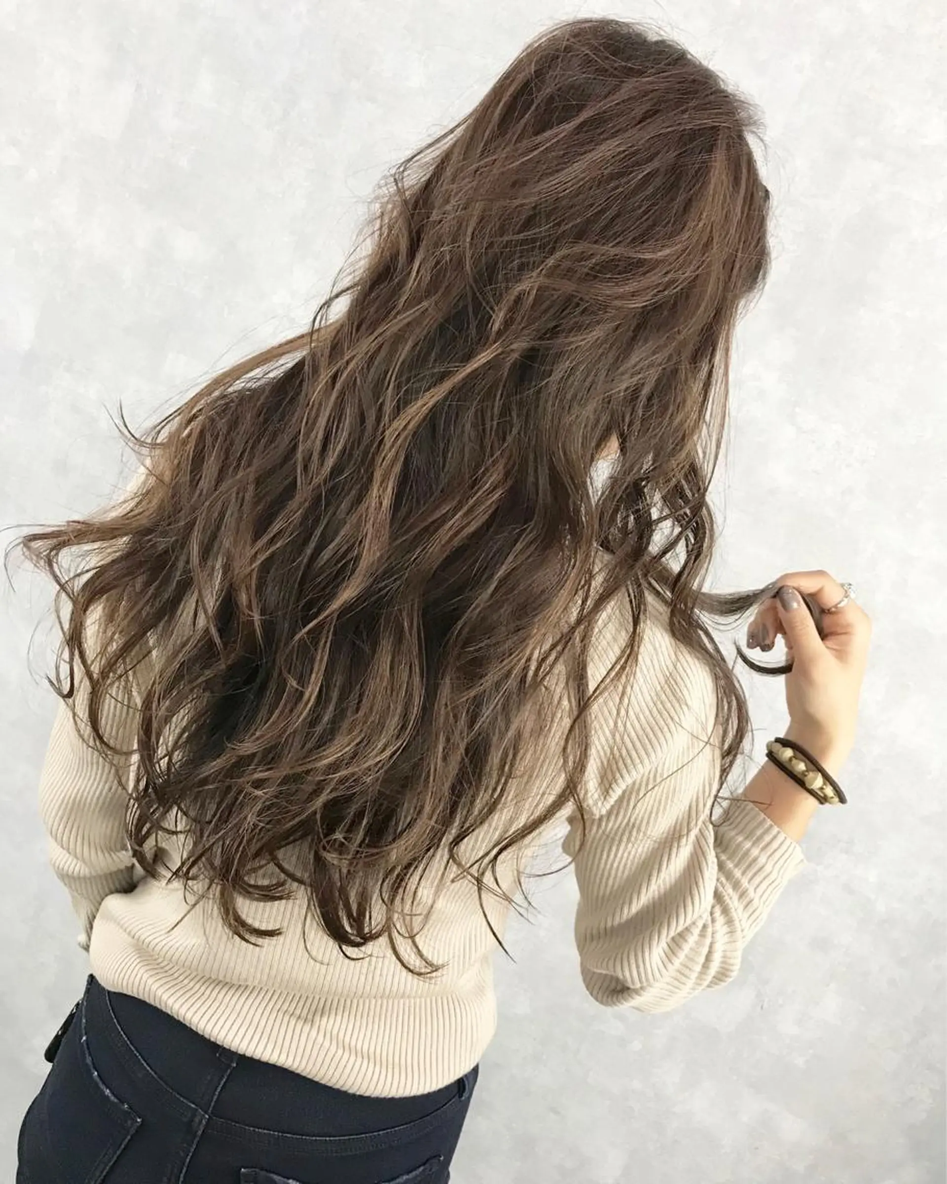 ロング カラー グレージュ ラベンダーカラー ラベンダーグレージュ ラベンダーグレー TOMOYAレイヤー ブリーチ縮毛矯正のヘアスタイル