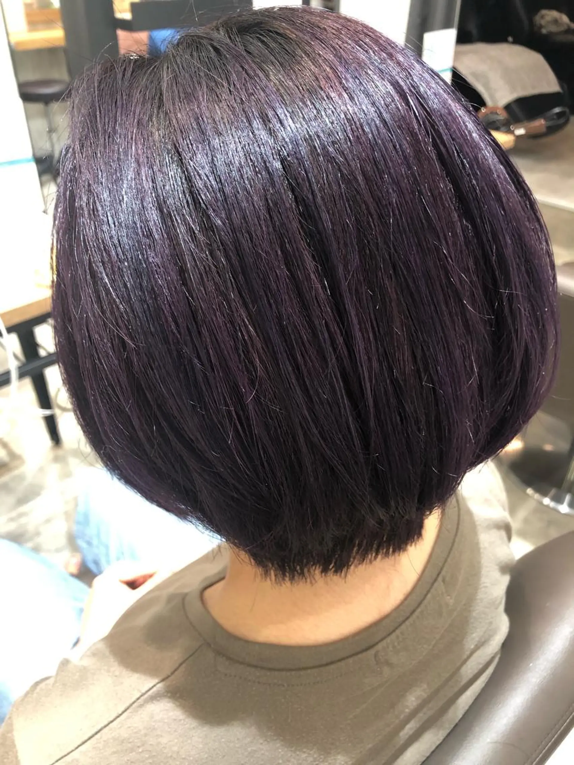 ショート カラー ブリーチ パープルカラー 井上 舞のヘアスタイル