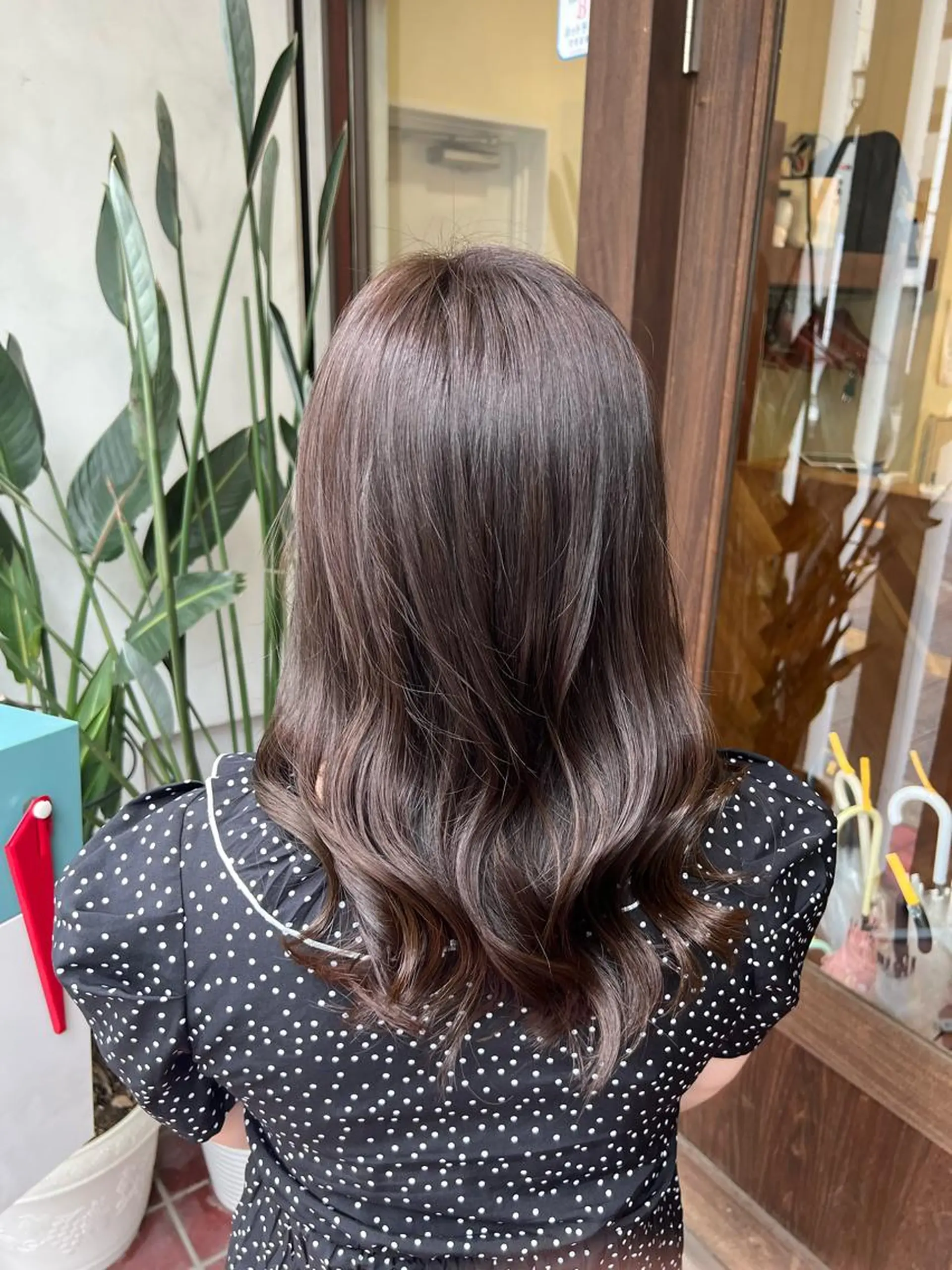 セミロング カラー ブリーチ ブリーチなしカラー トリートメント ブリーチカラー🦖 岡部木乃夏のヘアスタイル