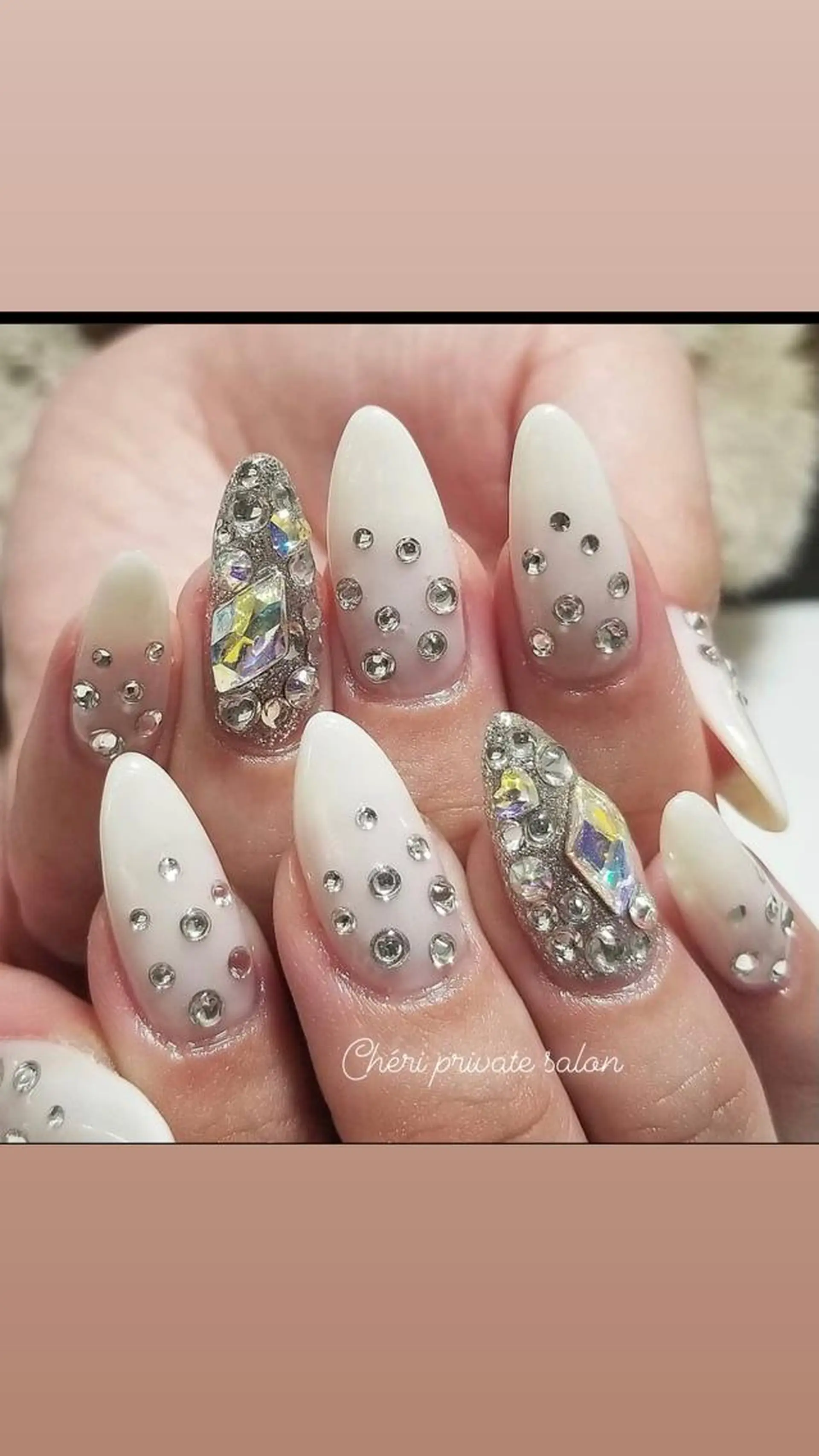 カラー ネイル ストーンネイル ホワイト Chérinail 爪のお手入れのネイルデザイン