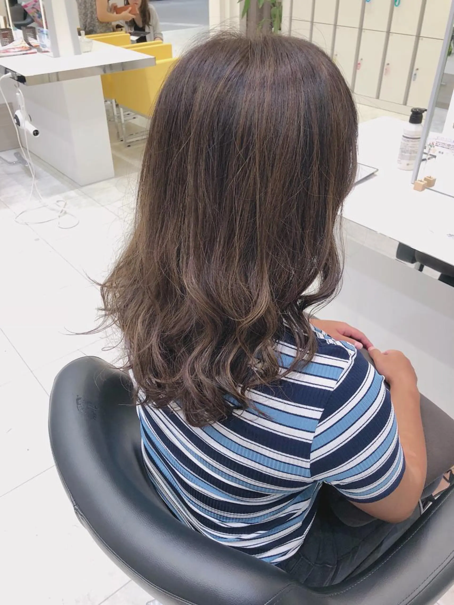 セミロング ハイライト 岸 保奈美のヘアスタイル