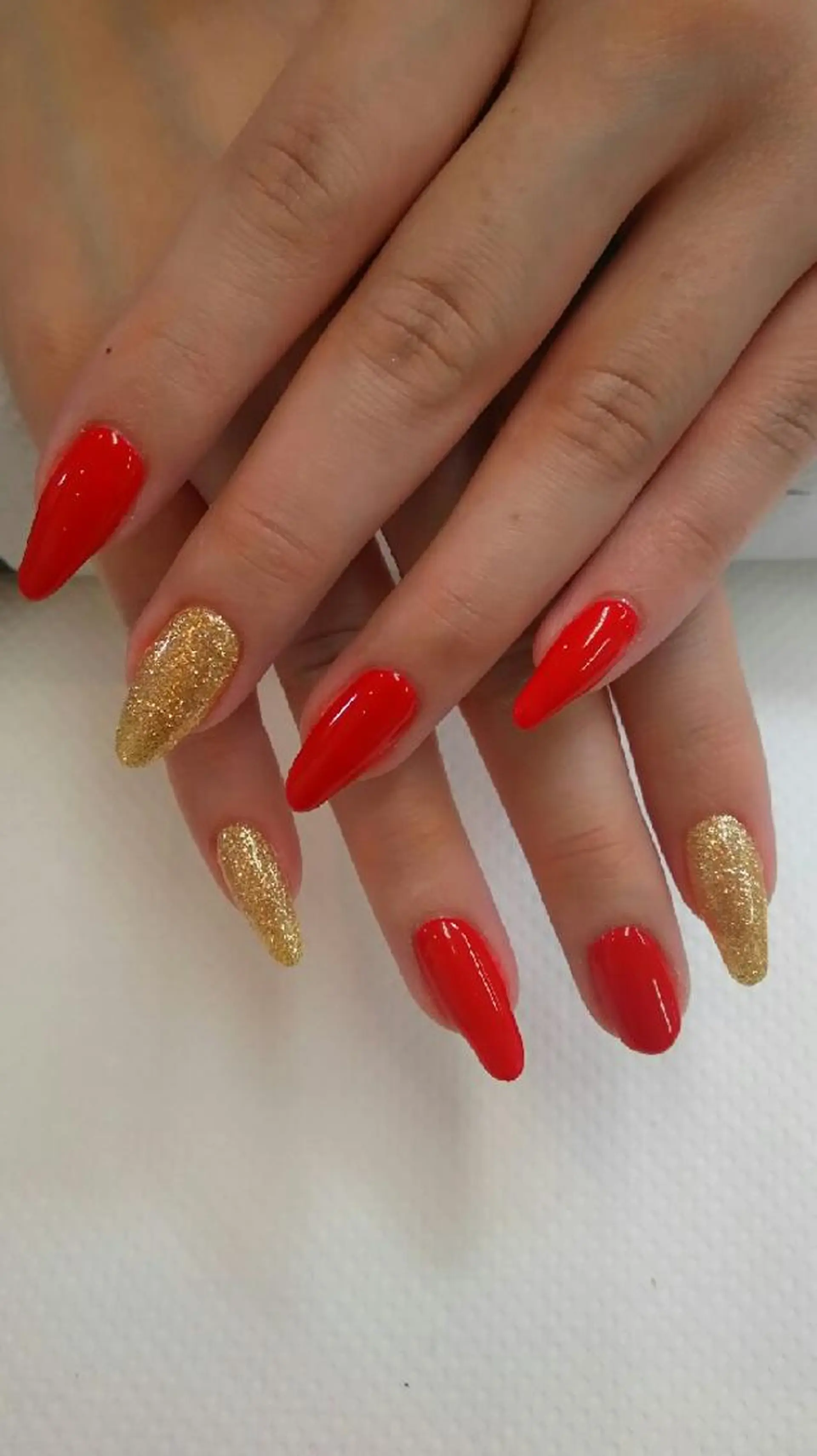 ネイル ゴールド ゴージャス 赤色 ネイルサロン ショコラのネイルデザイン