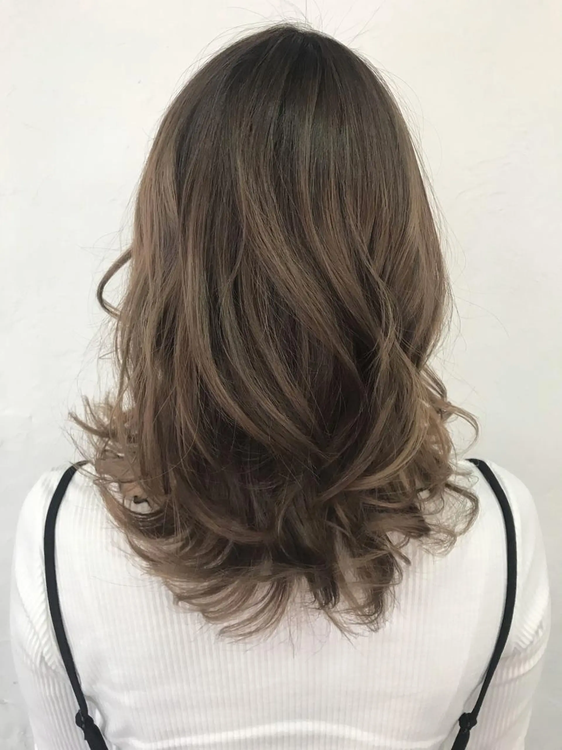 ミディアム カラー アッシュ ベージュカラー ハイライトカラー ミルクティーベージュ ハイライト 伊藤 優希のヘアスタイル