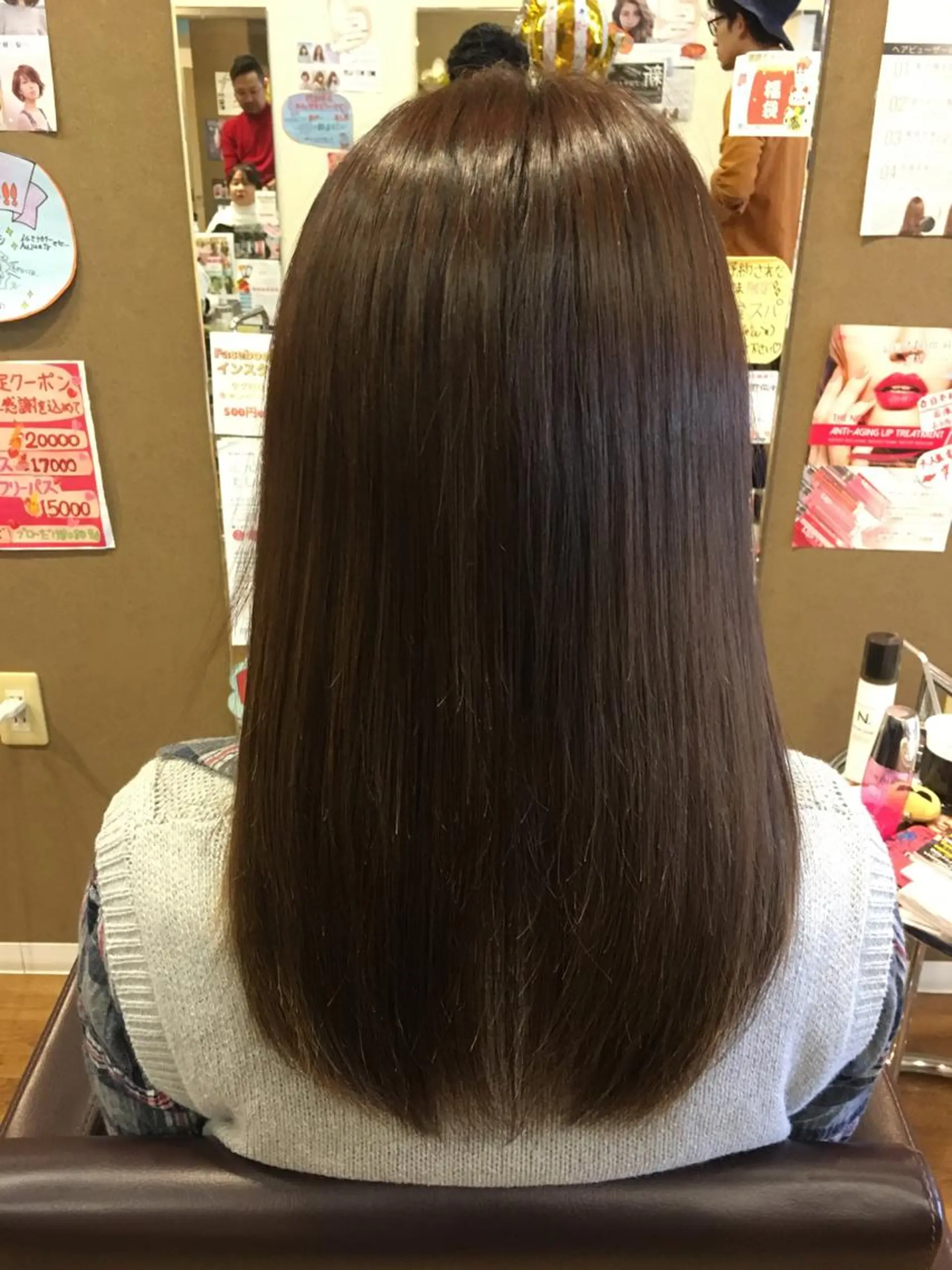 セミロング カラー イルミナカラー CALMHAIR所属・CALMHAIR 五十實淳のヘアスタイル