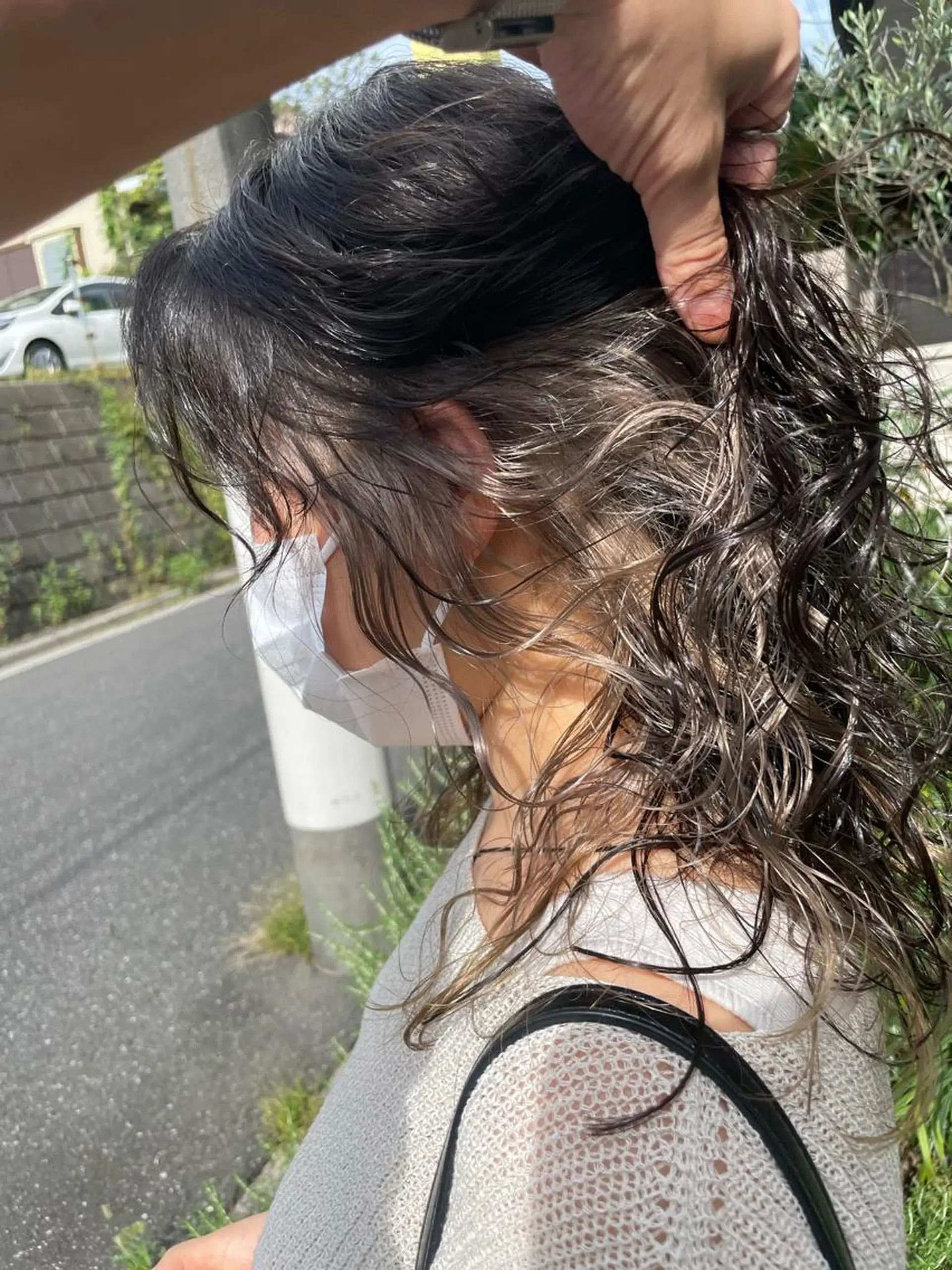 ロング カラー パーマ ベージュカラー シルバー シルバーベージュ 五十嵐 雄毅のヘアスタイル