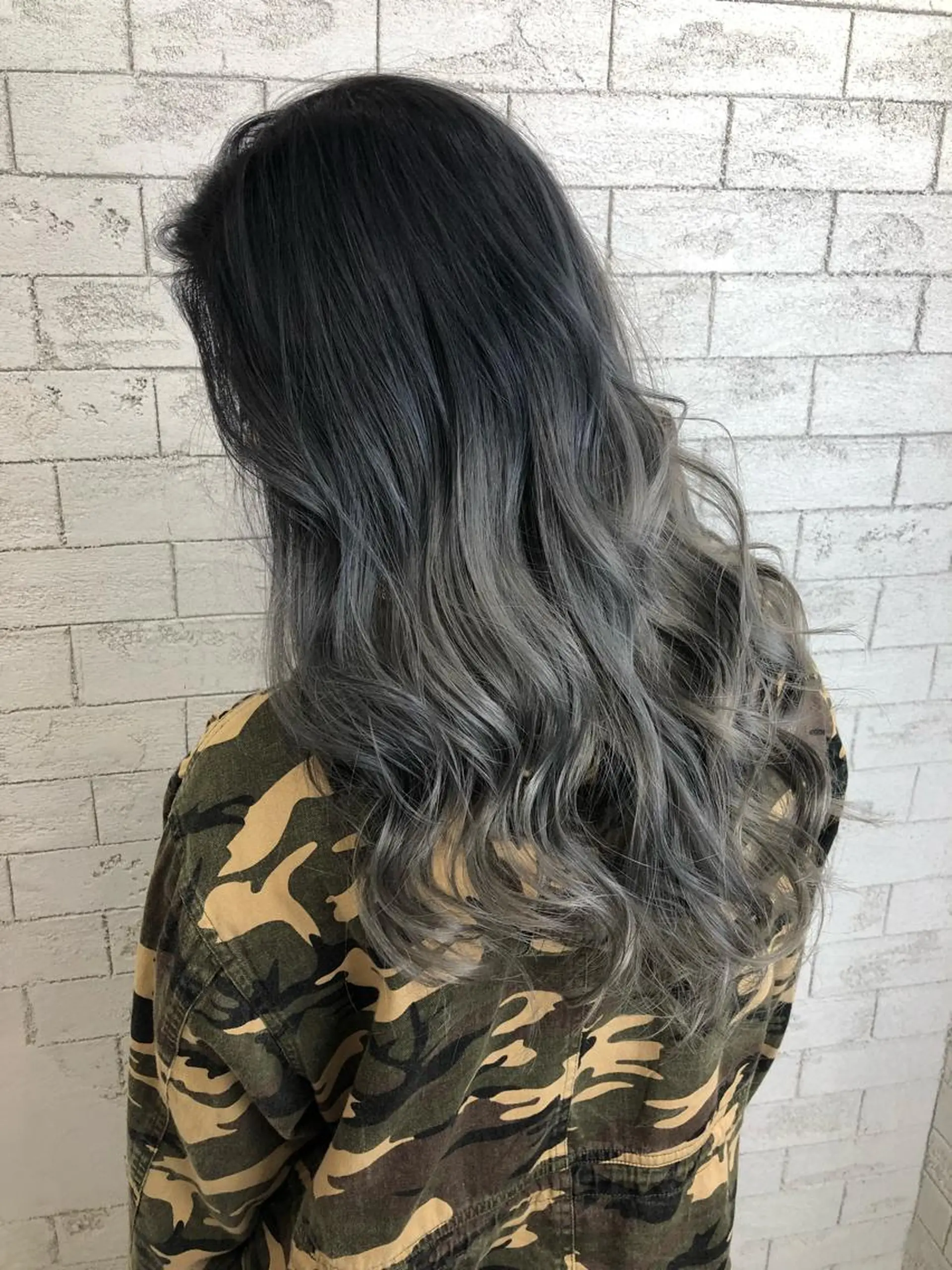 セミロング カラー ダブルカラー グラデーションカラー シルバー トップスタイリスト 小澤純一のヘアスタイル