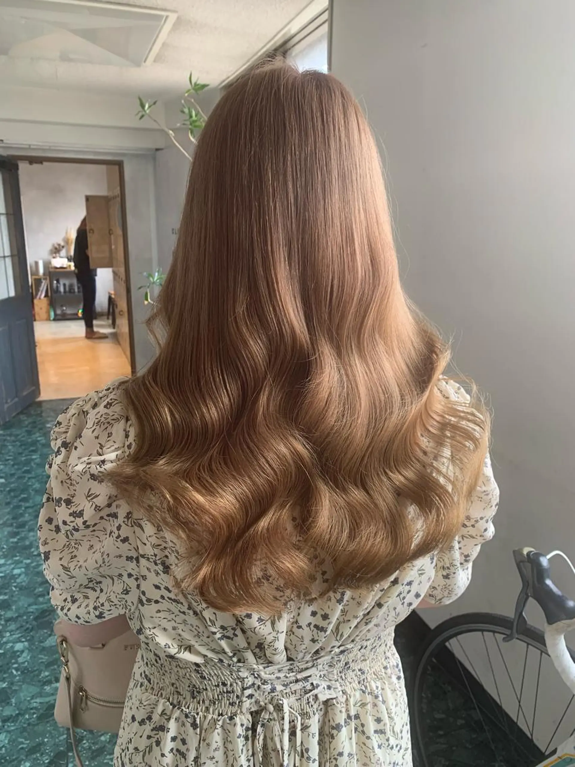 ロング カラー ベージュカラー ダブルカラー ミルクティーベージュ FRAME+spa&hair roomなんば駅前店所属・🌸MAYU🌸 ハイトーン➕レイヤーのヘアスタイル