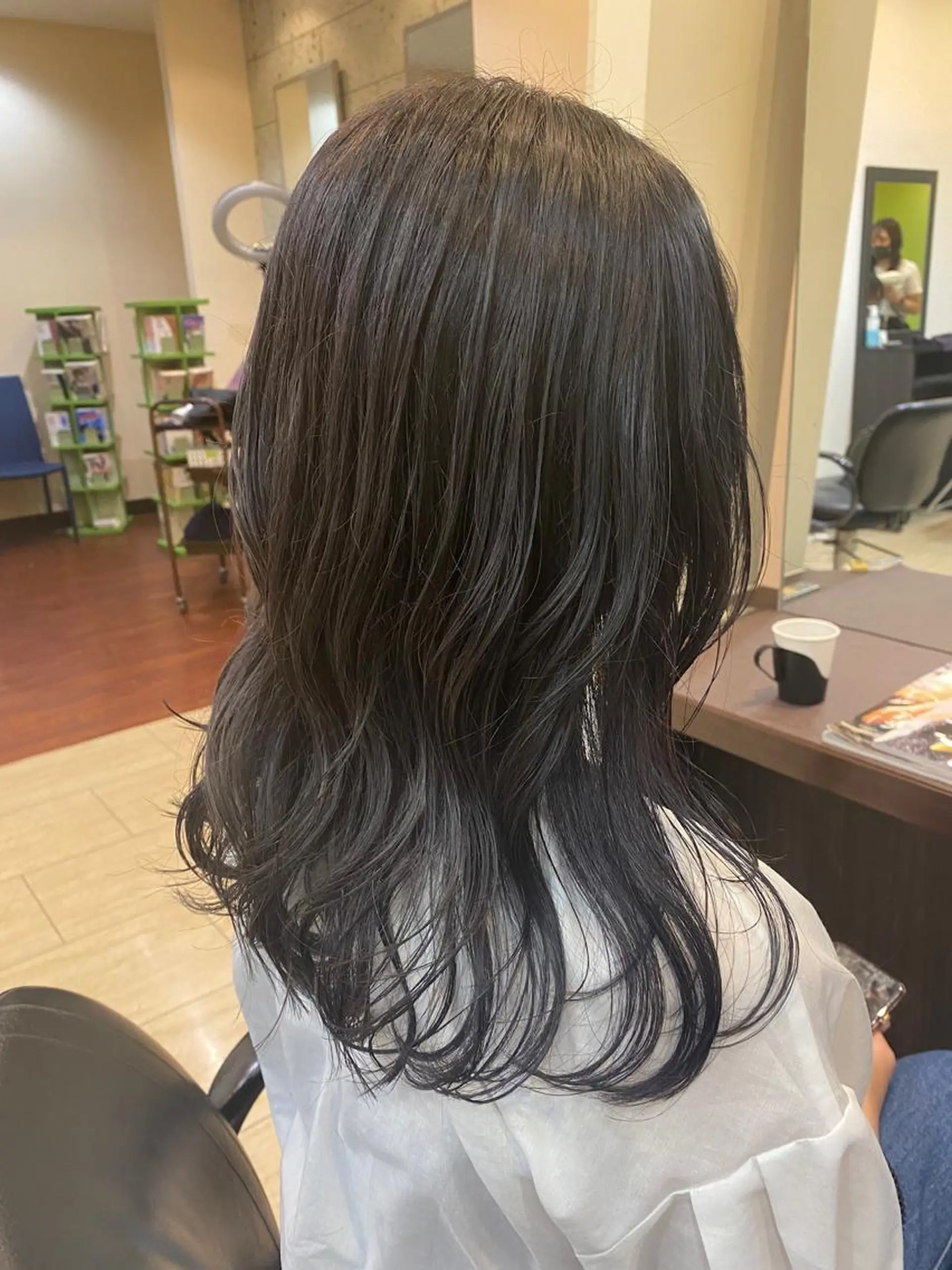 ミディアム アッシュ トリートメント カット ヘアカラー トリートメント wa daのヘアスタイル