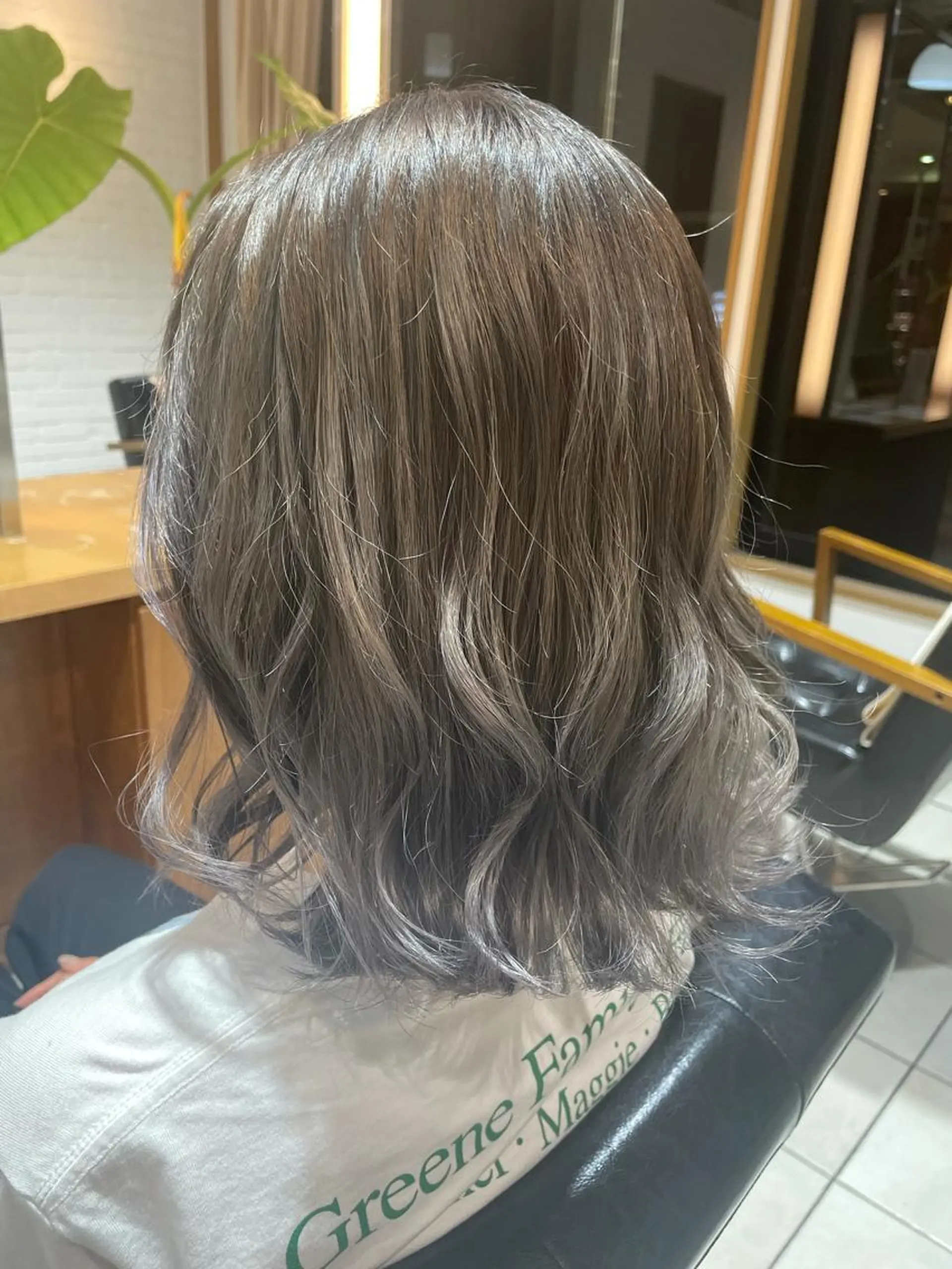 ミディアム カラー アッシュ ハイトーンカラー シルバー シルバーアッシュ 小柳 歩美のヘアスタイル