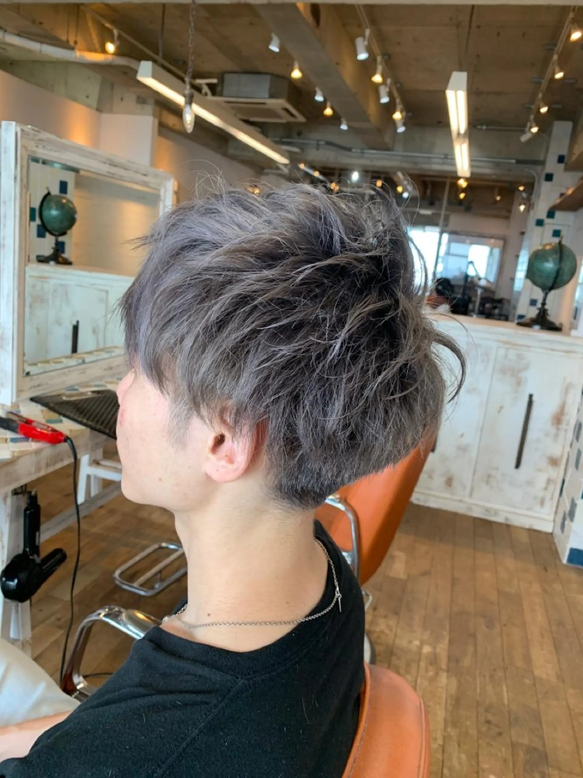 カラー ハイトーンカラー シルバー Beyond（kitaro）所属・石井辰功也 フリーランス美容師のヘアスタイル