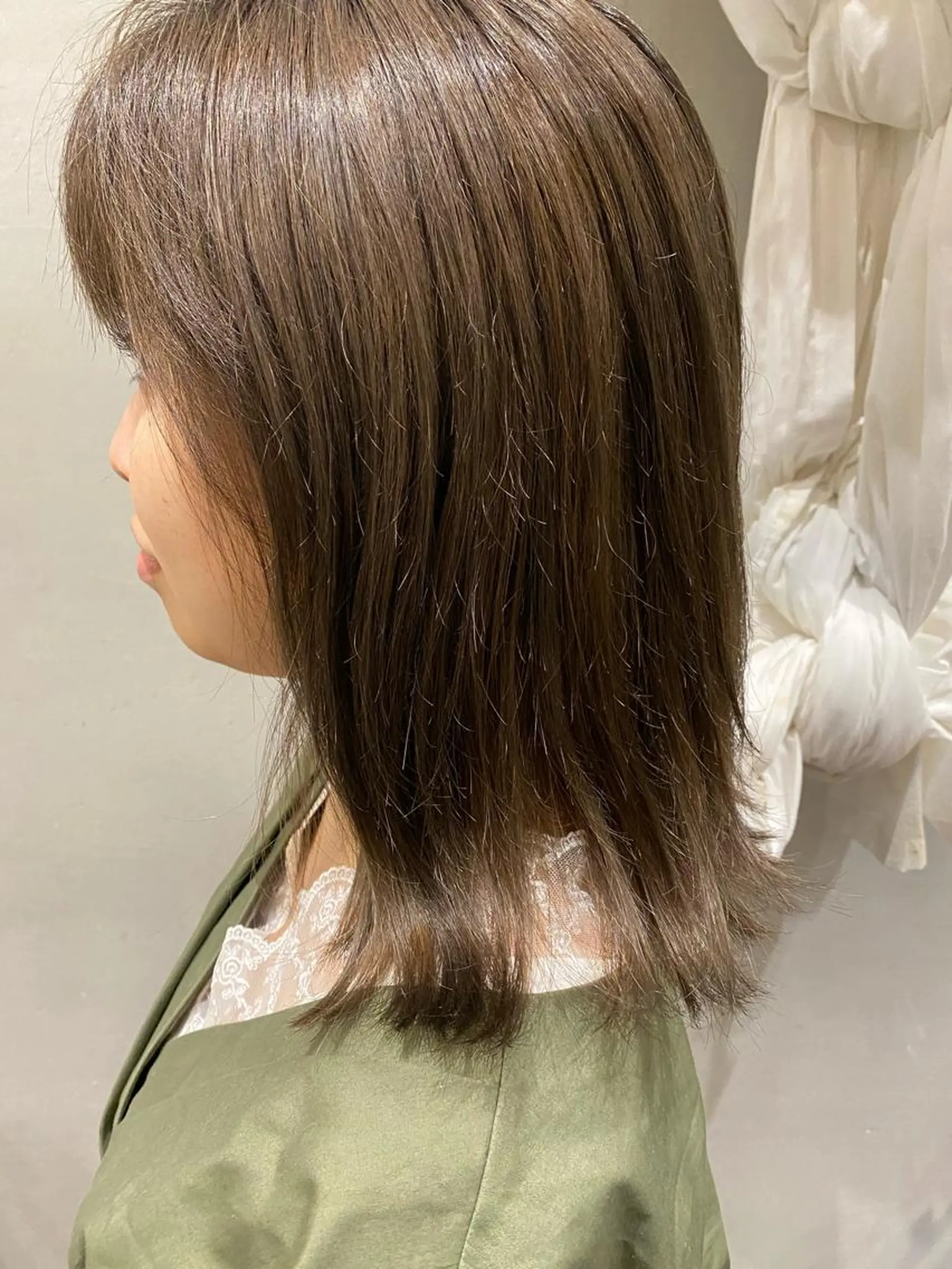 ミディアム カラー グレージュ カーキグレージュ DEE okazakiのヘアスタイル