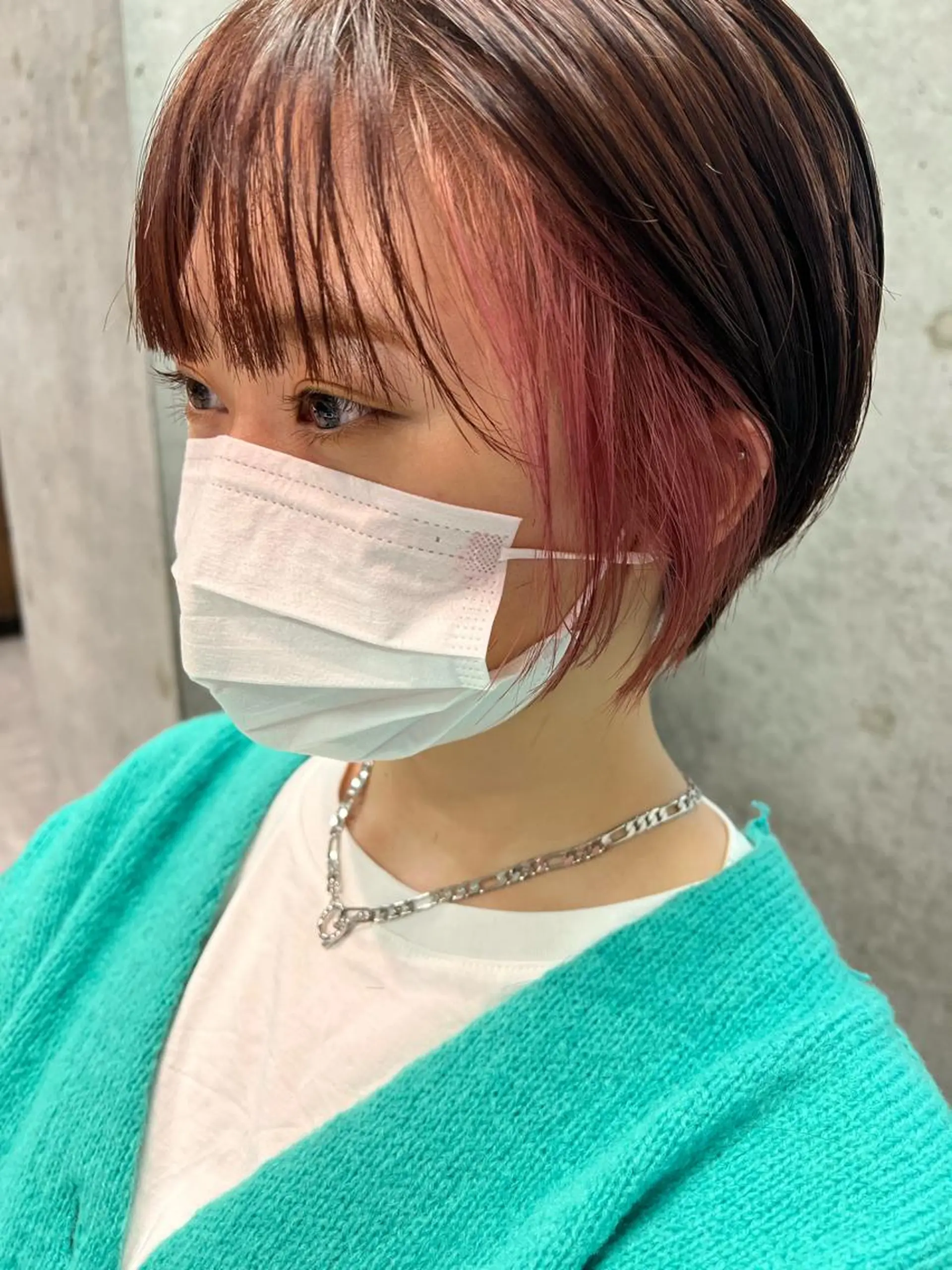 ショート カラー ヘアアレンジ ミストバング ブリーチ イヤリングカラー  フェイスフレーミング インナーカラー サナ🌱 切りっぱなしボブのヘアスタイル