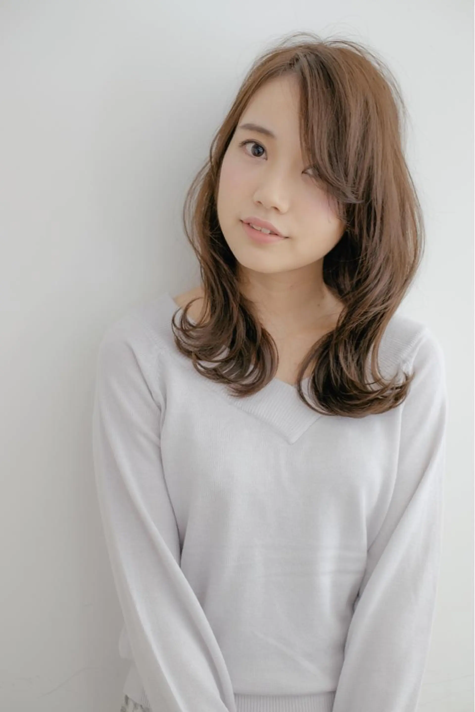 ミディアム レイヤーカット 佐藤 旭のヘアスタイル