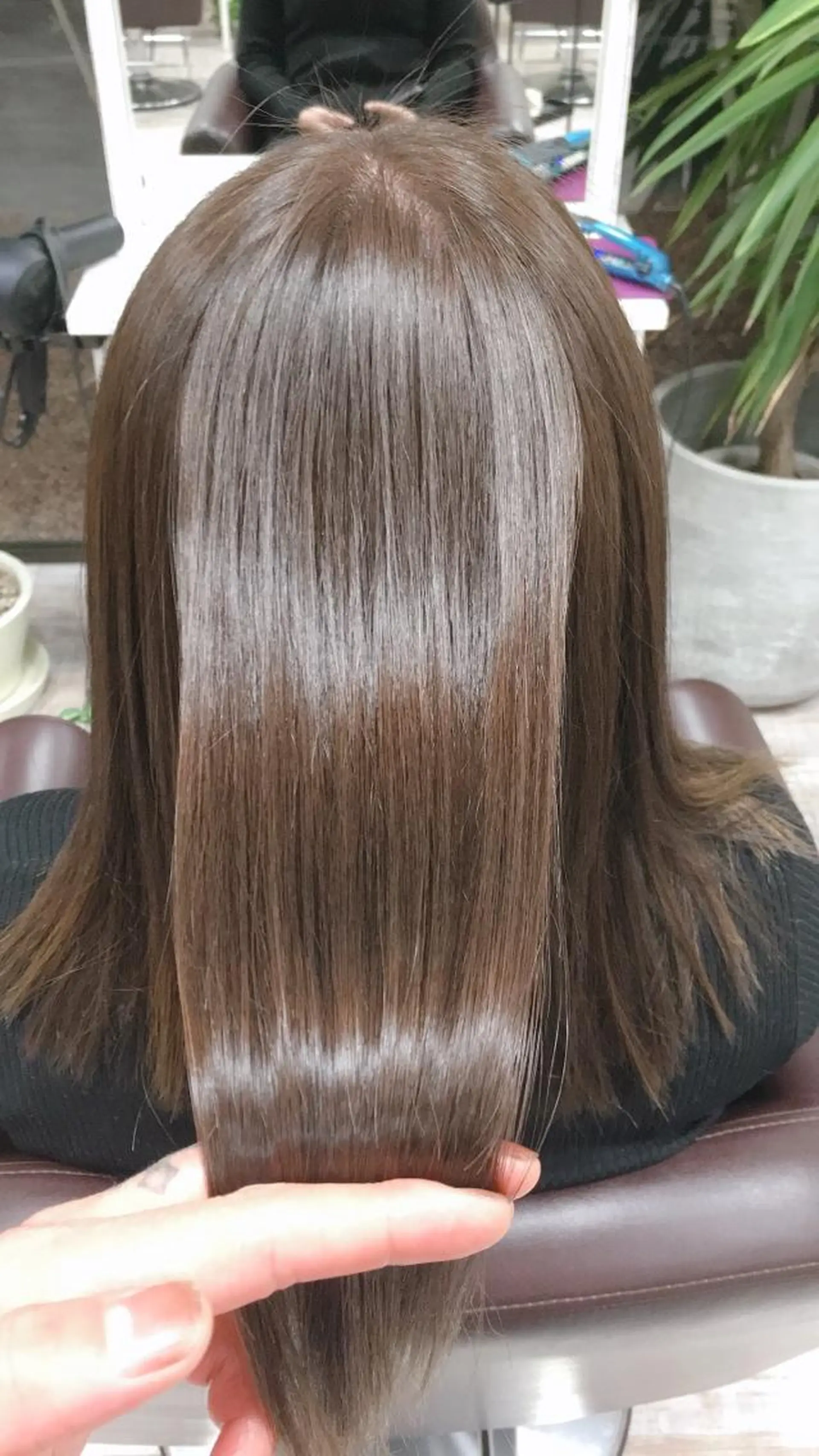 セミロング Aile所属・酸性ストレート／カラ ー/山下高明のヘアスタイル