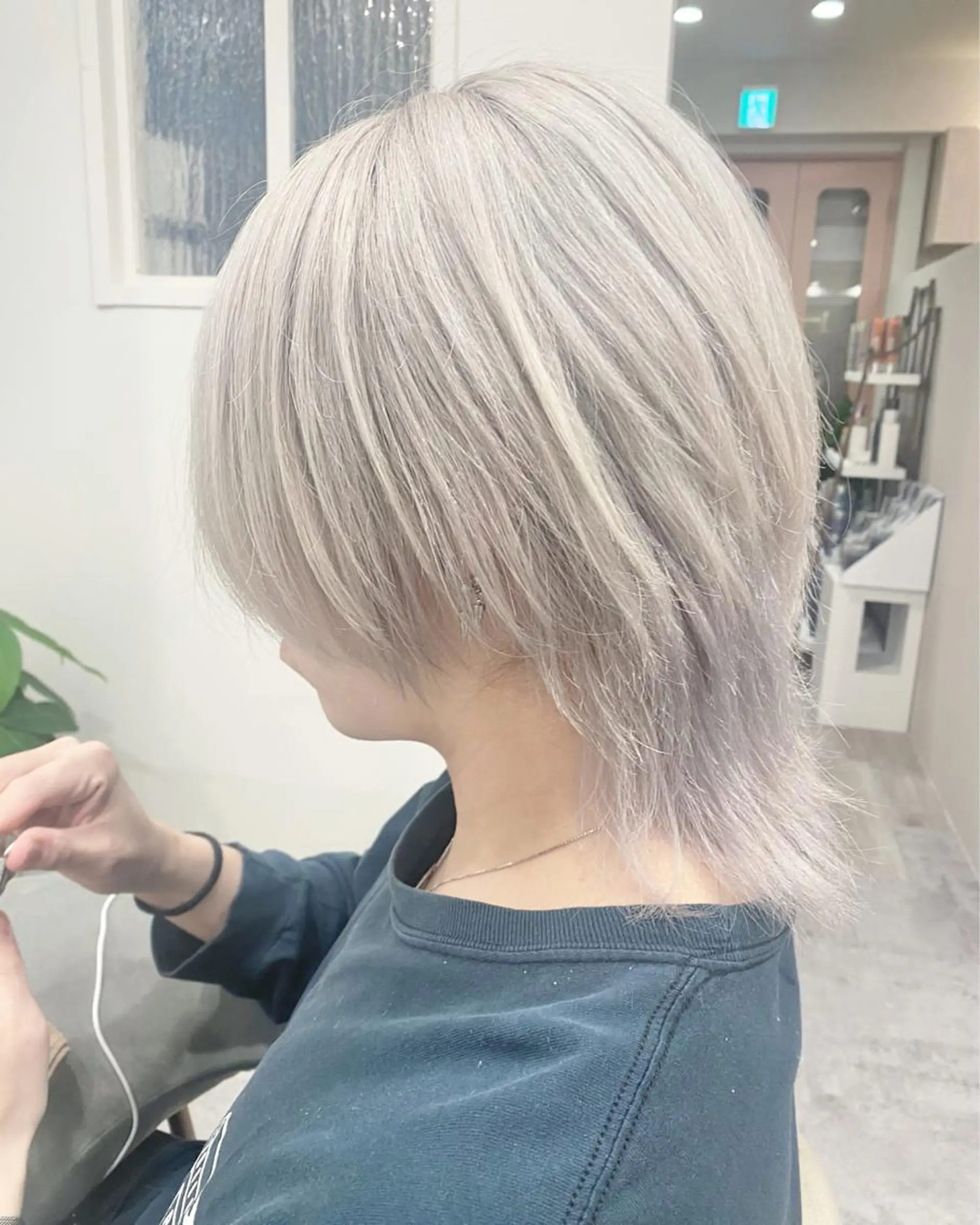 カラー メンズ メンズハイトーン メンズウルフカット ハイトーンカラー ウルフカット 佐々木 雪菜のヘアスタイル