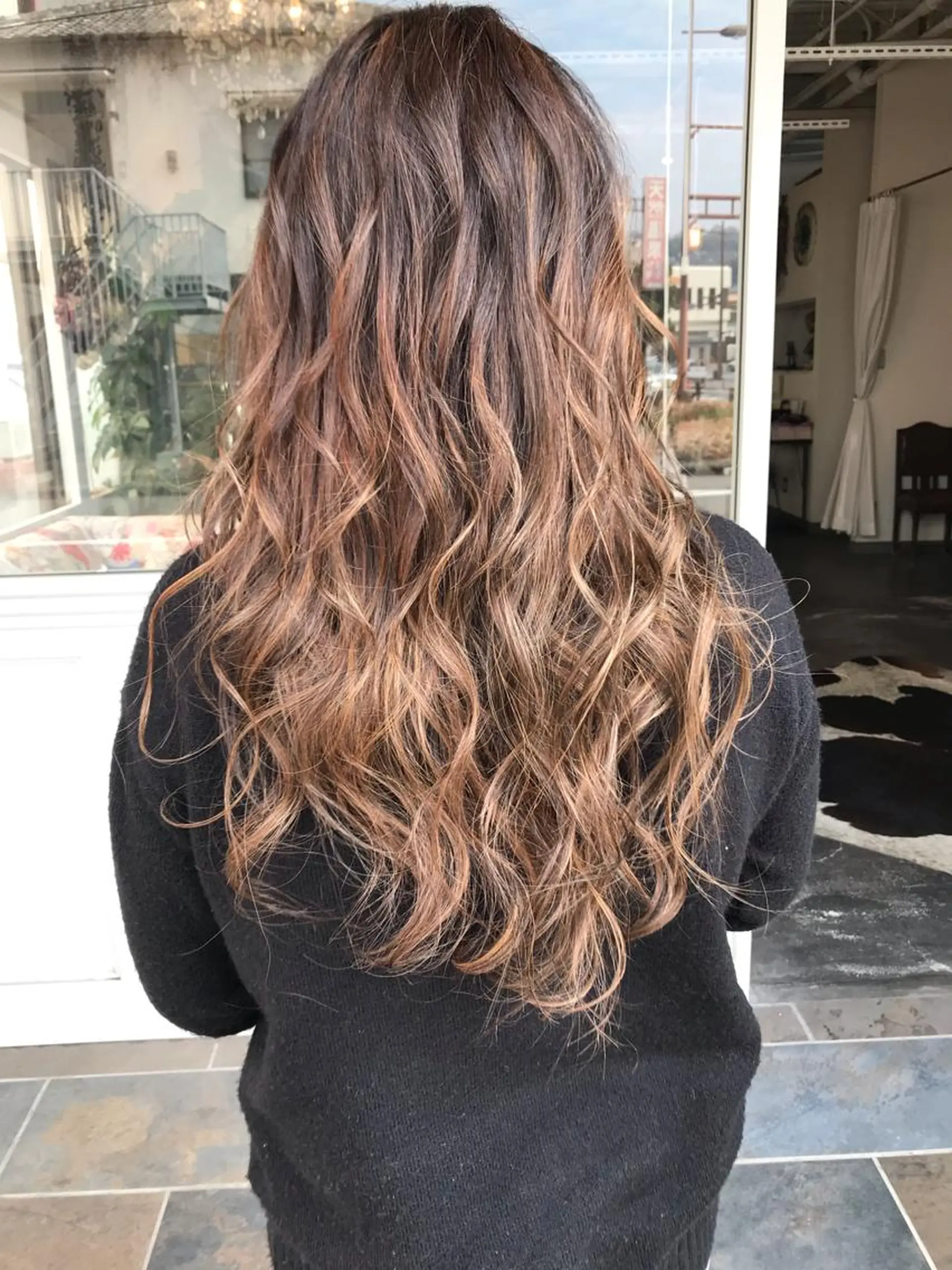 ロング カラー ヘアアレンジ お団子ヘア 切りっぱなしボブ バレイヤージュ ブリーチ デザインカラー Mariana/ 鶴原-ハイライトのヘアスタイル