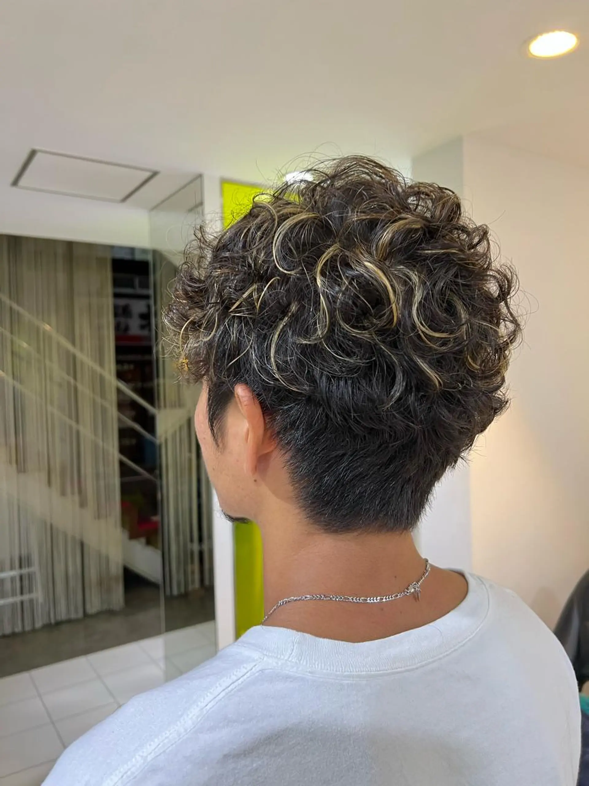 ショート カラー パーマ ハイライトカラー ハイライト カット パーマ TORChe Hair Works所属・ハラユウタ 千歳船橋駅のヘアスタイル