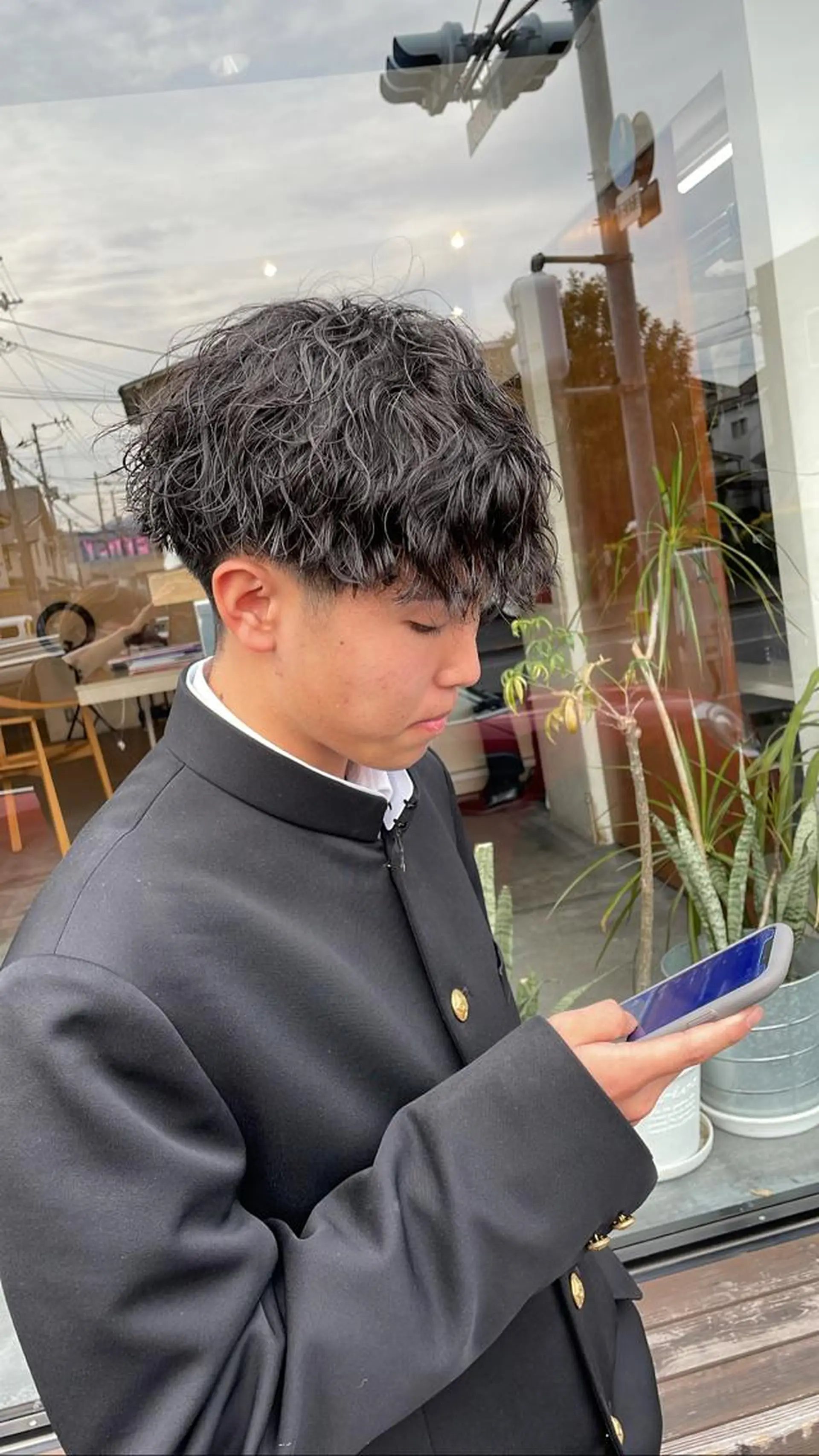 ミディアム パーマ メンズ ミディアムパーマ メンズパーマ 波巻きパーマ カット パーマ 村上 楓弥のヘアスタイル