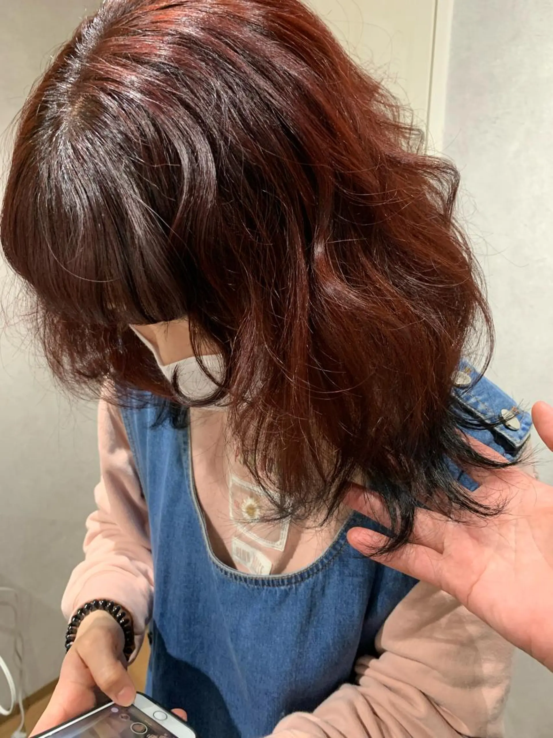 セミロング カラー 黒髪 ピンクカラー レッドカラー ヘアカラー Vis ill所属・イリオモテ レナのヘアスタイル