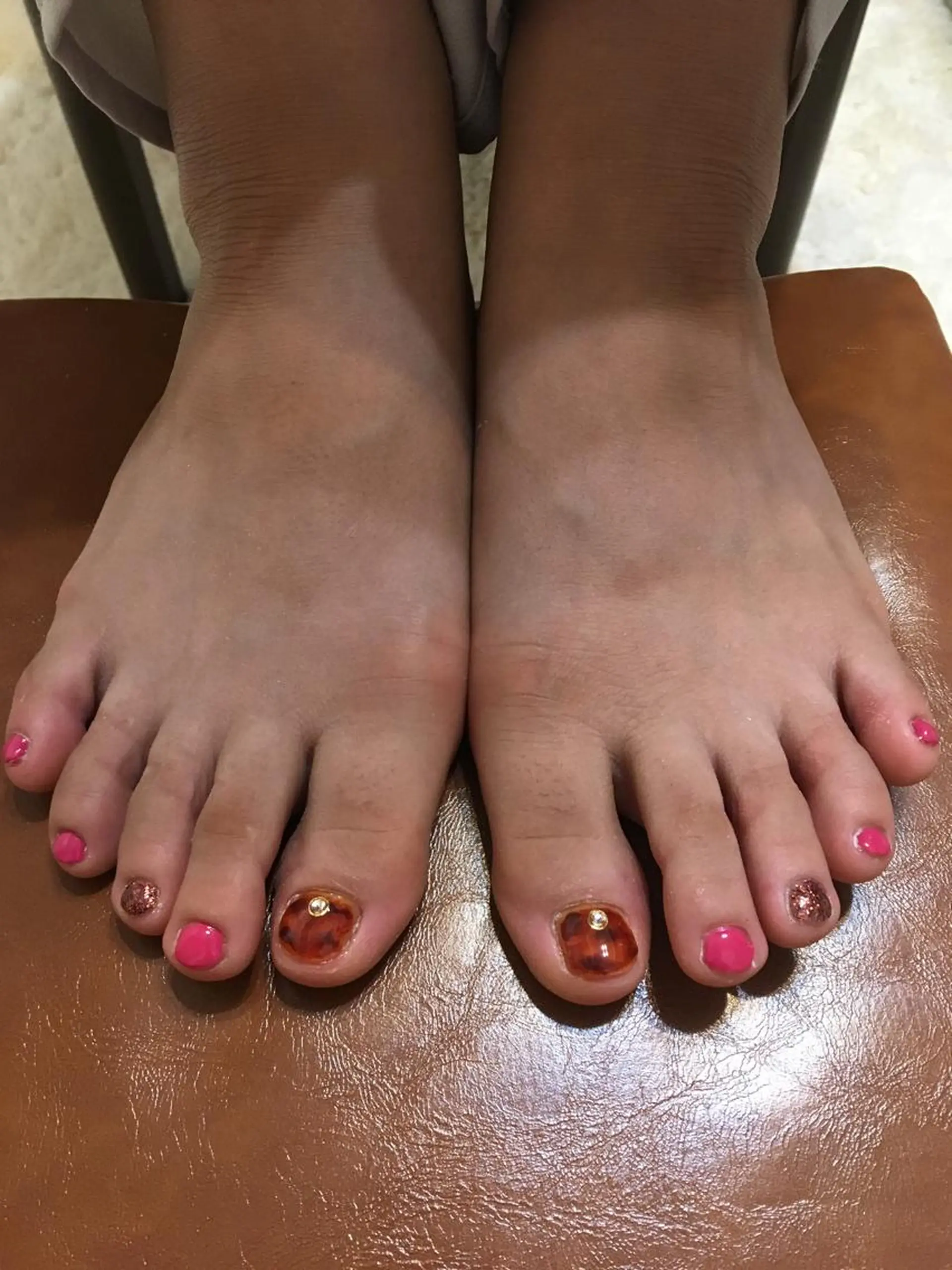 ネイル べっ甲ネイル ブラウン フットネイル ジェルネイル ラメ(グリッター) フットネイル 🌈KANÅKO 🌈のネイルデザイン