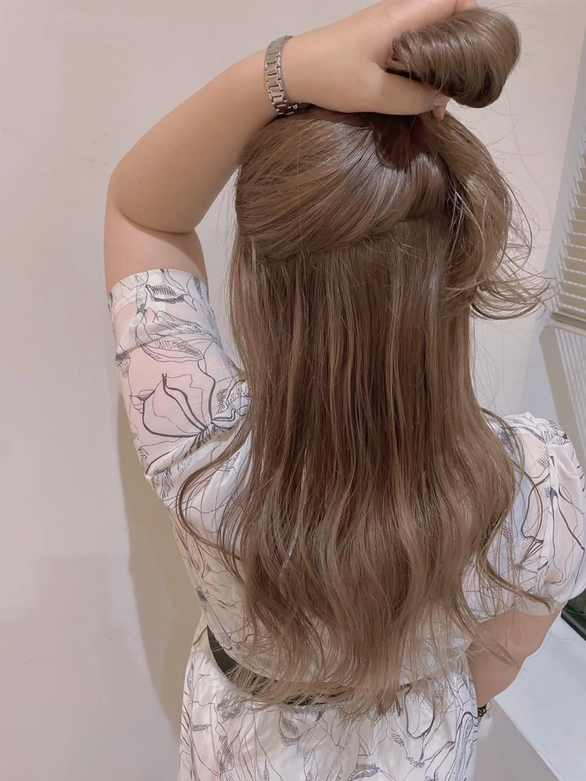 ロング カラー ベージュカラー ブリーチ ハイライトカラー シアーベージュ ハイライト ヘアカラー トリートメント 🦖鶴岡香純🦖 産休中のヘアスタイル