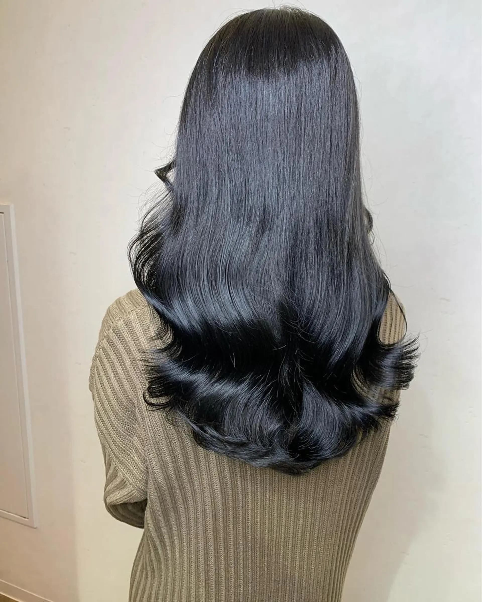 セミロング カラー アッシュ 黒髪 ブリーチ ブルーカラー ブルーブラック オリーブカラー 特化　　kaiのヘアスタイル