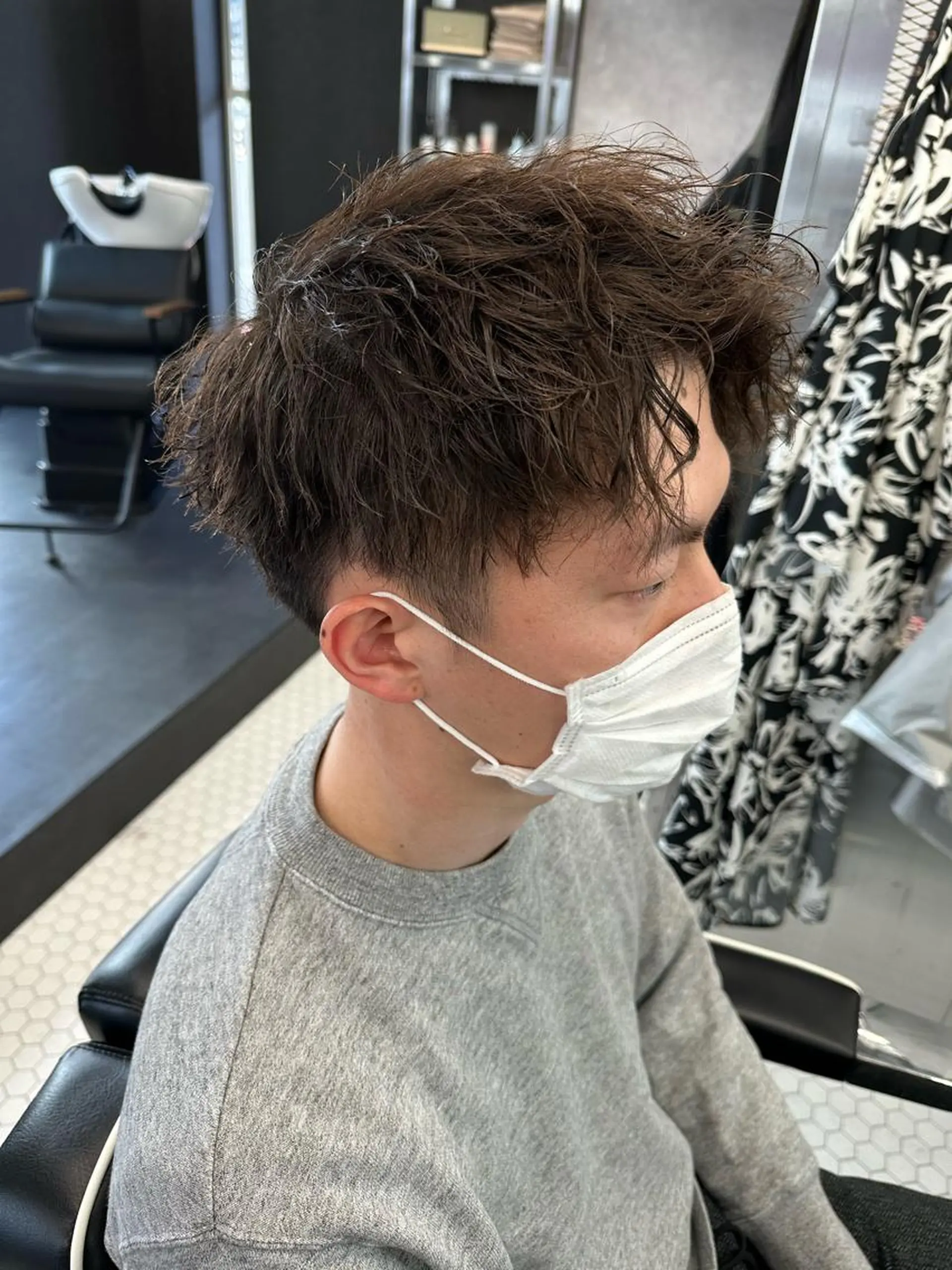 ミディアム カラー パーマ メンズ ミディアムパーマ メンズバレイヤージュ メンズブリーチ ビジネス センターパート カット パーマ トップスタイリスト/ 久徳大輝のヘアスタイル